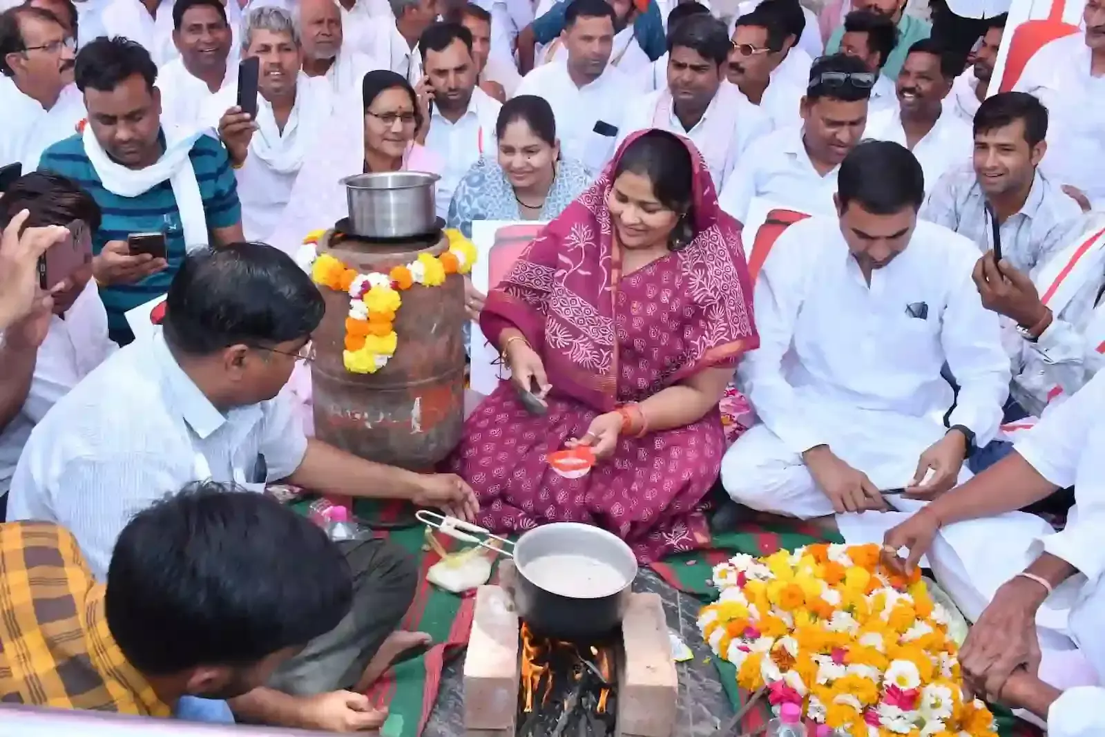सवाई माधोपुर में चूल्हे पर चाय बनाकर गैस सिलेंडर की महंगाई का विरोध करती विधायक इंदिरा मीना। सवाई माधोपुर में चूल्हे पर चाय बनाकर गैस सिलेंडर की महंगाई का विरोध करती विधायक इंदिरा मीना।