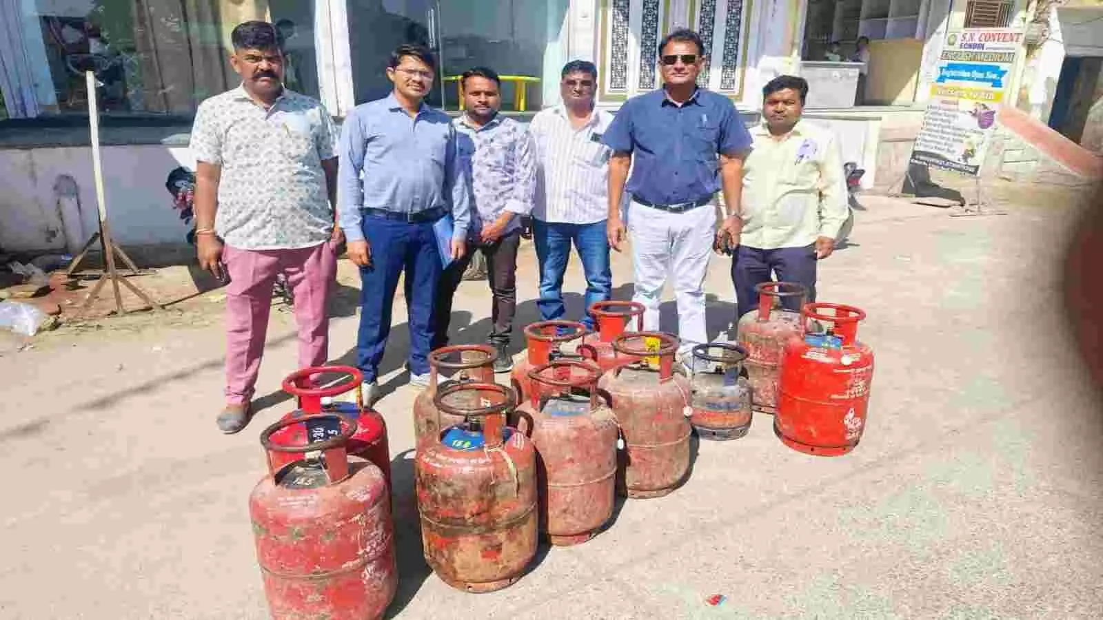 एलपीजी दुरुपयोग पर बारां में कार्रवाई, 44 छापों में 71 सिलेंडर जब्त एलपीजी दुरुपयोग पर बारां में कार्रवाई, 44 छापों में 71 सिलेंडर जब्त
