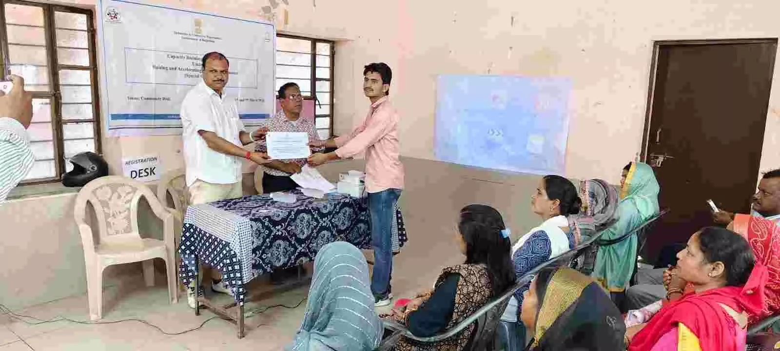 भरतपुर सुभाष नगर में ओमप्रकाश सिंघल प्रशिक्षण प्रतिभागियों को प्रमाण पत्र वितरित करते हुए कार्यक्रम समापन अवसर पर