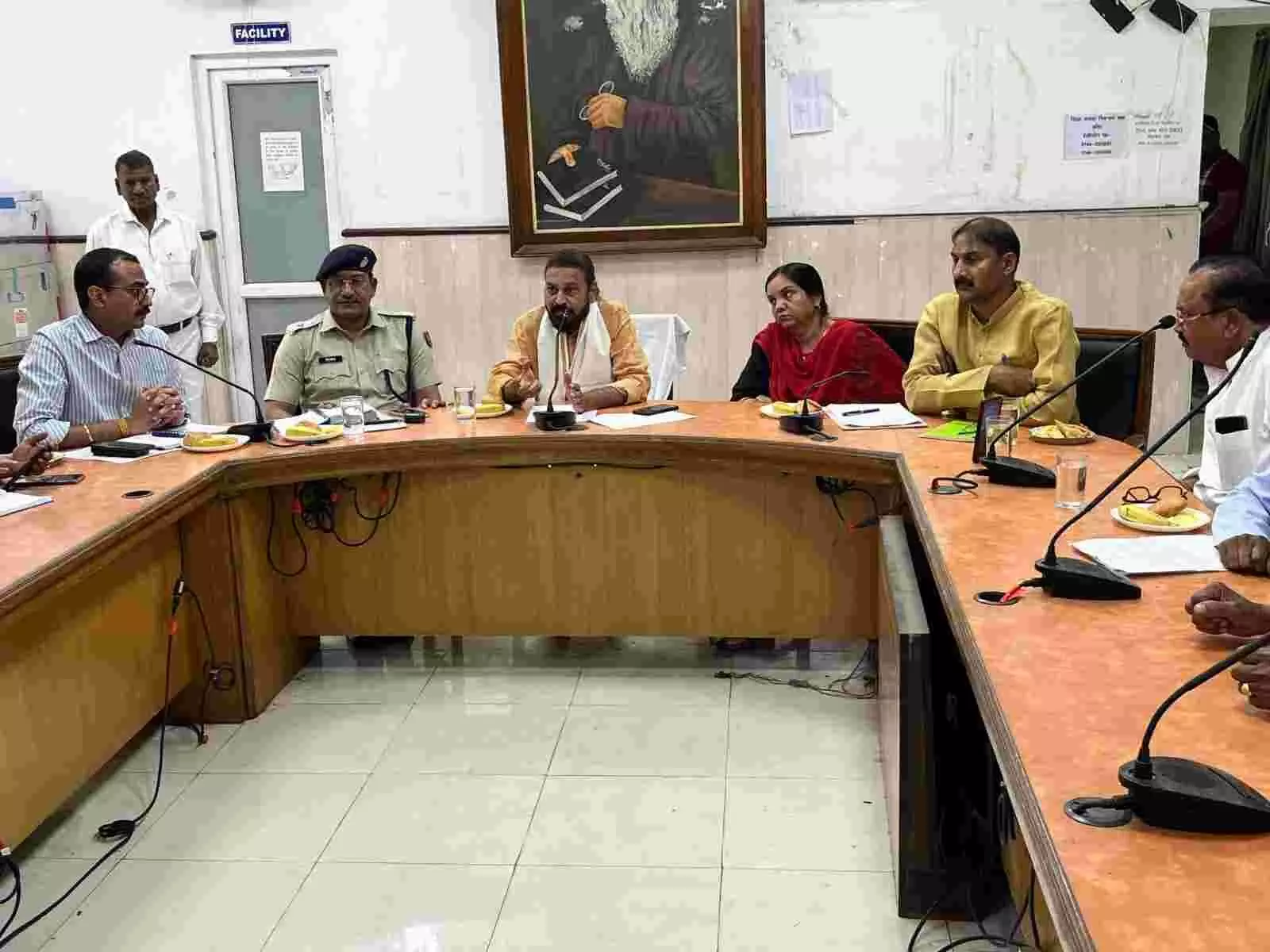 टैगोर हॉल कोटा में विधायक संदीप शर्मा अधिकारियों के साथ एलपीजी आपूर्ति बैठक करते हुए टैगोर हॉल कोटा में विधायक संदीप शर्मा अधिकारियों के साथ एलपीजी आपूर्ति बैठक करते हुए