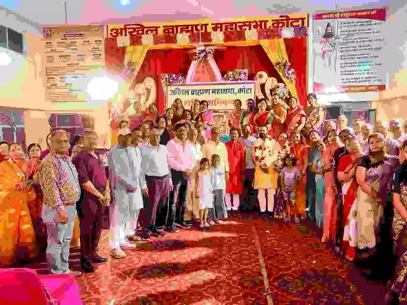कोटा विज्ञान नगर अखिल ब्राह्मण महासभा भवन में होली स्नेह मिलन कार्यक्रम में समाजजन उपस्थित दिखाई दे रहे हैं। कोटा विज्ञान नगर अखिल ब्राह्मण महासभा भवन में होली स्नेह मिलन कार्यक्रम में समाजजन उपस्थित दिखाई दे रहे हैं।