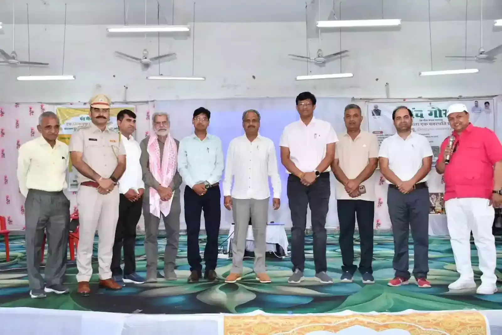 प्रतापगढ़ कॉलेज ऑडिटोरियम में राजस्व मंत्री हेमंत मीणा और अन्य अतिथि दीप प्रज्वलित कर तेंदू संरक्षण कार्यशाला का उद्घाटन कर रहे हैं। प्रतापगढ़ कॉलेज ऑडिटोरियम में राजस्व मंत्री हेमंत मीणा और अन्य अतिथि दीप प्रज्वलित कर तेंदू संरक्षण कार्यशाला का उद्घाटन कर रहे हैं।
