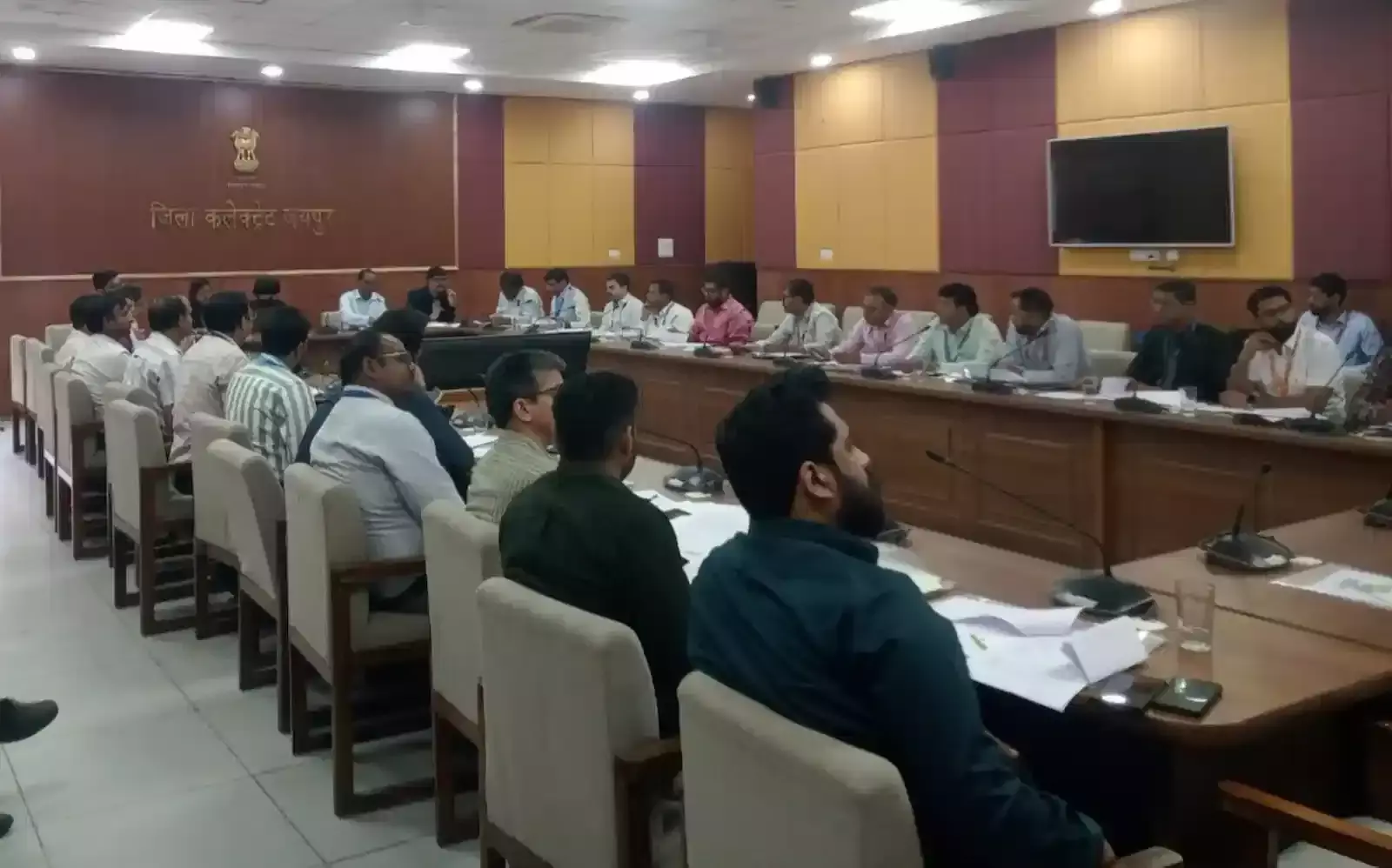 जयपुर कलेक्ट्रेट सभागार में एडीएम और बैंक अधिकारी जिला स्तरीय बैंकर्स समिति की बैठक के दौरान चर्चा करते हुए। जयपुर कलेक्ट्रेट सभागार में एडीएम और बैंक अधिकारी जिला स्तरीय बैंकर्स समिति की बैठक के दौरान चर्चा करते हुए।