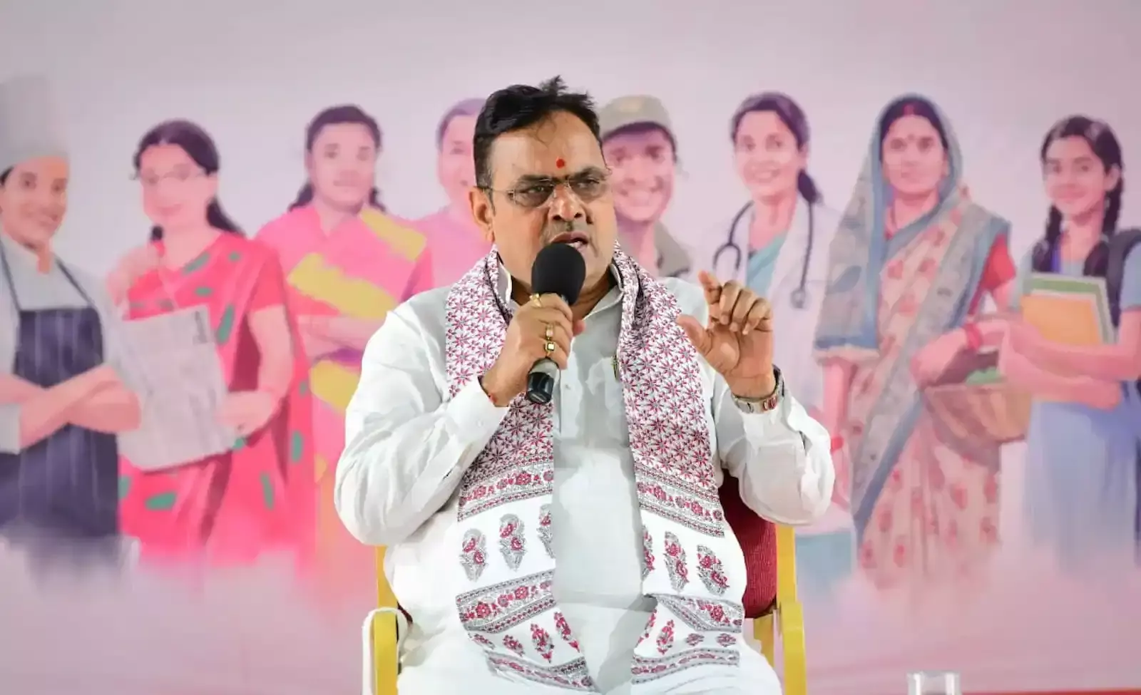 मुख्यमंत्री निवास जयपुर में महिला संवाद कार्यक्रम के दौरान उपस्थित महिलाओं को संबोधित करते मुख्यमंत्री भजनलाल शर्मा। मुख्यमंत्री निवास जयपुर में महिला संवाद कार्यक्रम के दौरान उपस्थित महिलाओं को संबोधित करते मुख्यमंत्री भजनलाल शर्मा।