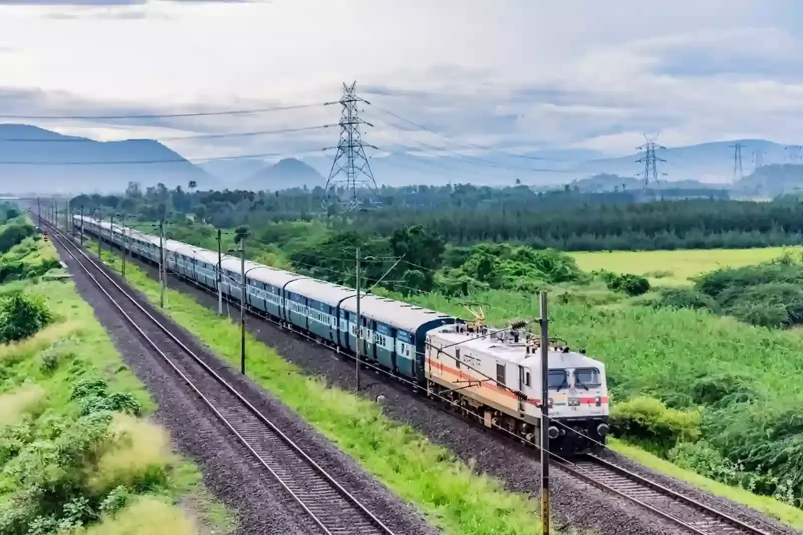लोदीपुर बिशनपुर रेलवे स्टेशन पर खड़ी बरेली-भुज एक्सप्रेस ट्रेन और यात्री आवागमन का दृश्य। लोदीपुर बिशनपुर रेलवे स्टेशन पर खड़ी बरेली-भुज एक्सप्रेस ट्रेन और यात्री आवागमन का दृश्य।