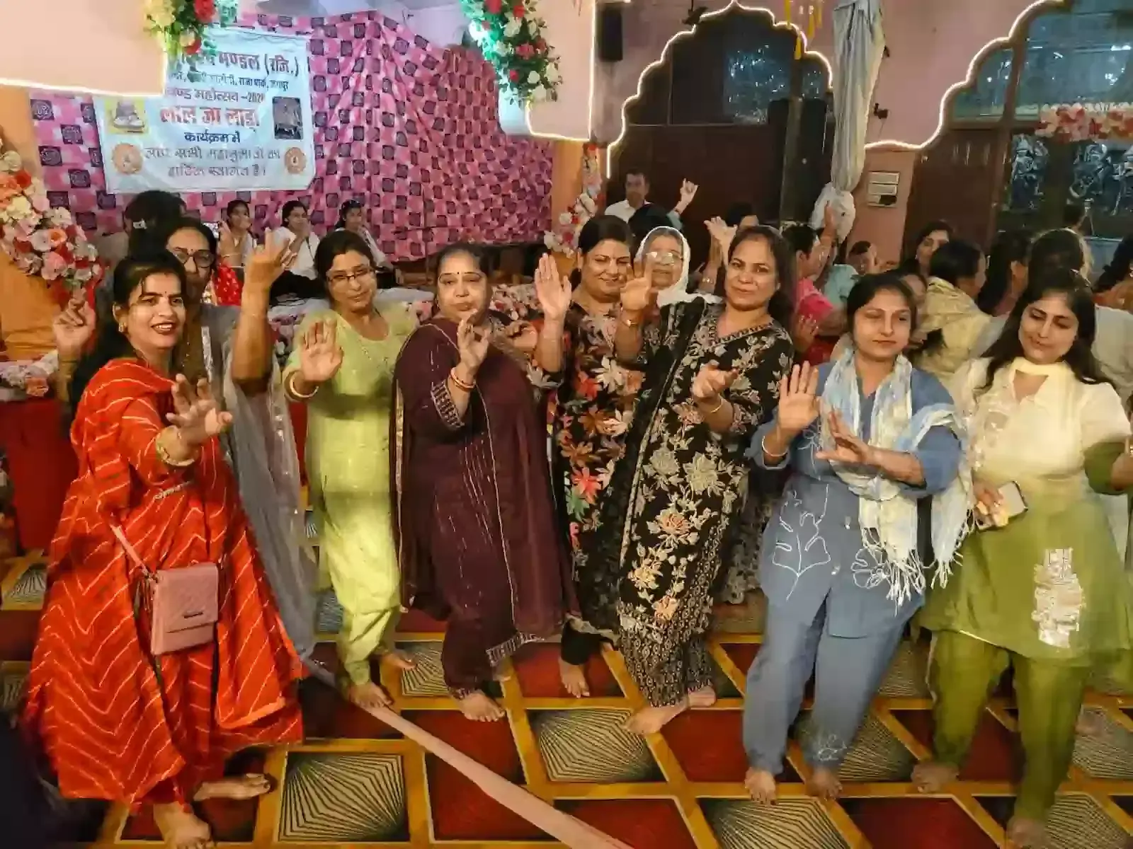 जयपुर के गीता मंदिर में चेटीचंड महोत्सव के दौरान लाल जा लाडा गाते हुए सिंधी समाज के श्रद्धालु। जयपुर के गीता मंदिर में चेटीचंड महोत्सव के दौरान लाल जा लाडा गाते हुए सिंधी समाज के श्रद्धालु।