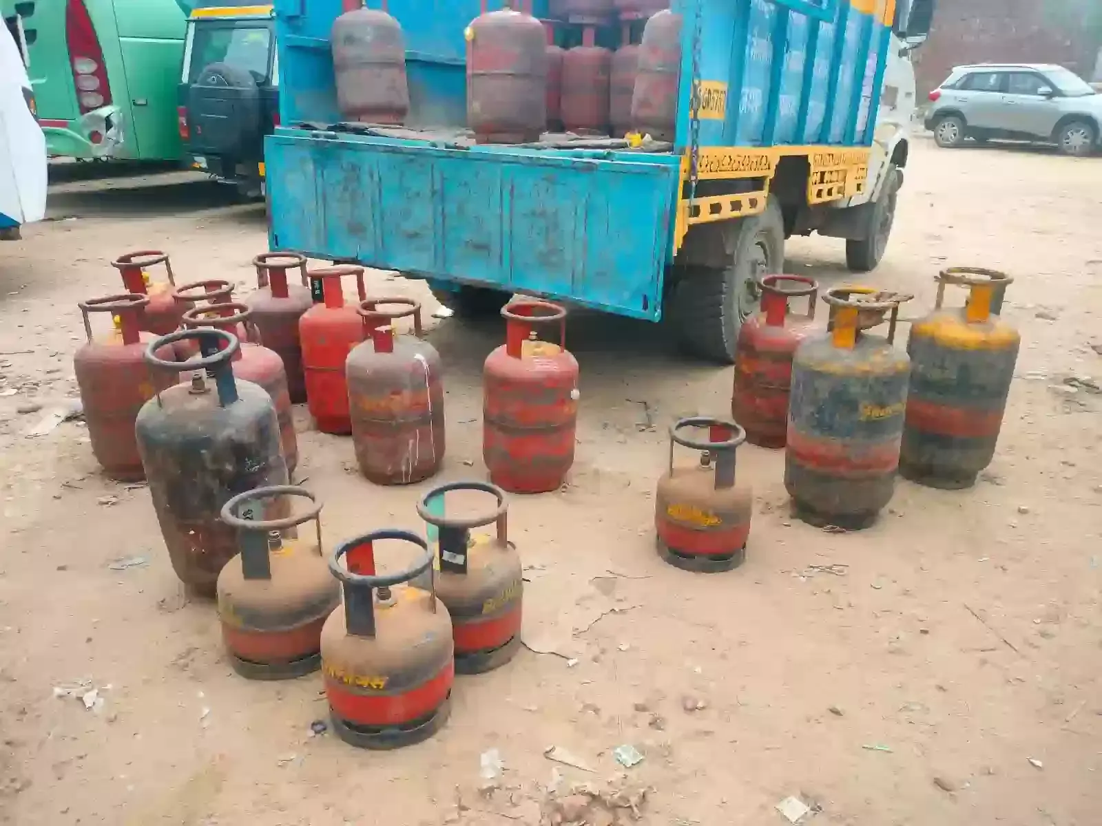 जयपुर के सांगानेर में अधिकारियों द्वारा जब्त किए गए अवैध एलपीजी सिलेंडर और पिकअप गाड़ी की जांच। जयपुर के सांगानेर में अधिकारियों द्वारा जब्त किए गए अवैध एलपीजी सिलेंडर और पिकअप गाड़ी की जांच।