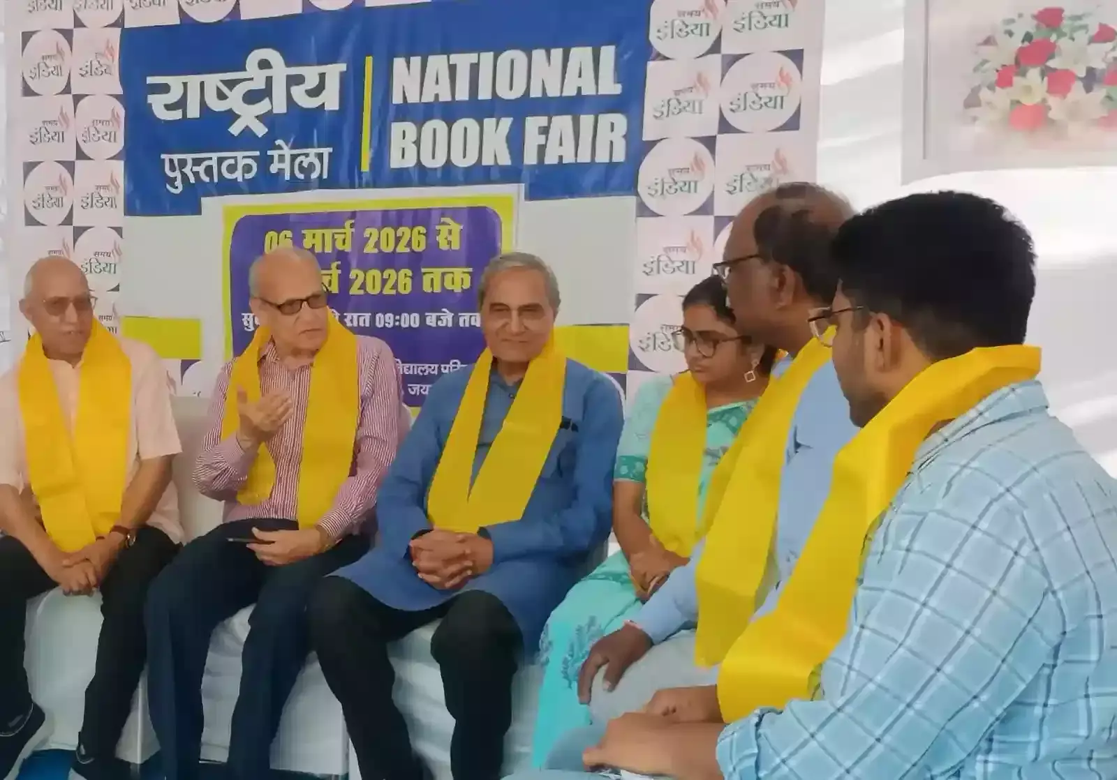 जयपुर राजस्थान कॉलेज पुस्तक मेला में समाज और संस्कृति परिचर्चा के दौरान मंच पर बैठे साहित्यकार और वक्ता। जयपुर राजस्थान कॉलेज पुस्तक मेला में समाज और संस्कृति परिचर्चा के दौरान मंच पर बैठे साहित्यकार और वक्ता।