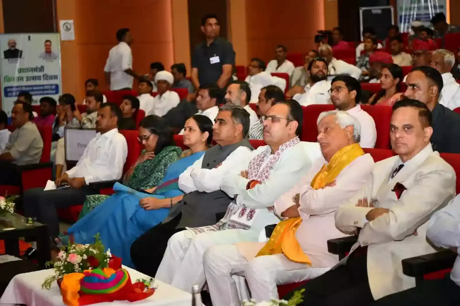 मुख्यमंत्री भजनलाल शर्मा जयपुर में वीडियो कॉन्फ्रेंसिंग के जरिए पीएम किसान सम्मान निधि वितरण कार्यक्रम में सम्मिलित होते हुए। मुख्यमंत्री भजनलाल शर्मा जयपुर में वीडियो कॉन्फ्रेंसिंग के जरिए पीएम किसान सम्मान निधि वितरण कार्यक्रम में सम्मिलित होते हुए।