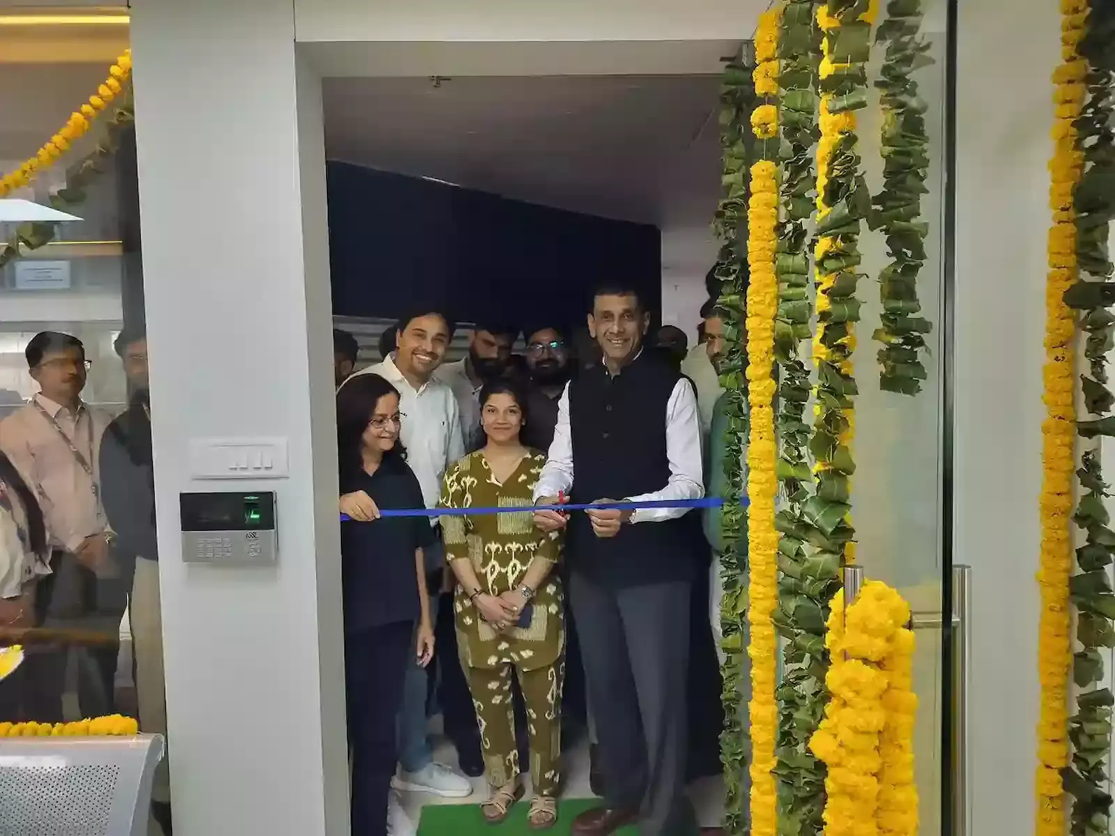 जयपुर राजस्थान में गोदरेज कैपिटल के नए कार्यालय का उद्घाटन और किफायती हाउसिंग लोन सेवाओं की जानकारी देते प्रतिनिधि। जयपुर राजस्थान में गोदरेज कैपिटल के नए कार्यालय का उद्घाटन और किफायती हाउसिंग लोन सेवाओं की जानकारी देते प्रतिनिधि।