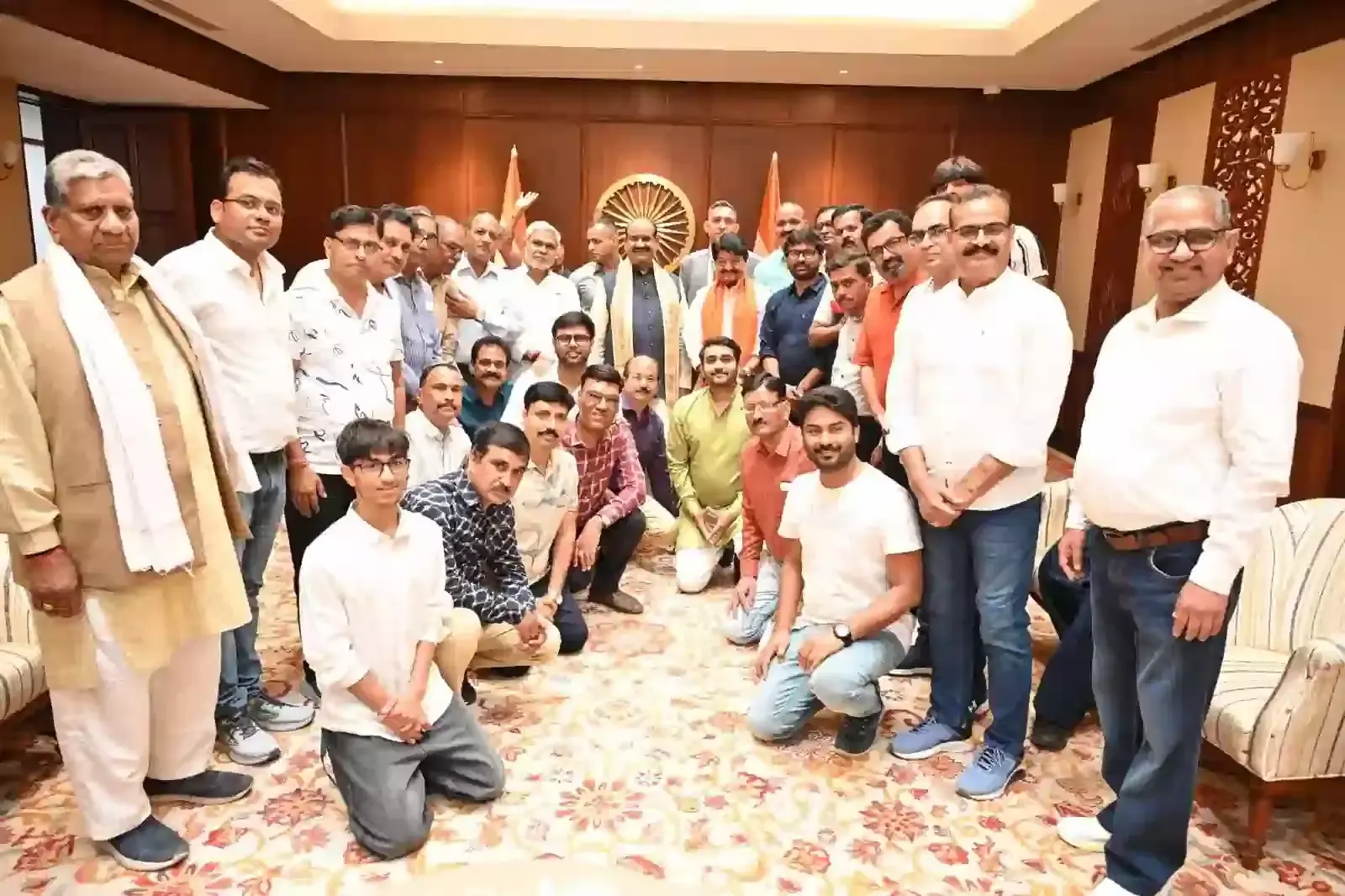 दिल्ली संसद भवन में लोकसभा अध्यक्ष ओम बिरला के साथ समूह फोटो खिंचवाते विजयवर्गीय समाज के सदस्य। दिल्ली संसद भवन में लोकसभा अध्यक्ष ओम बिरला के साथ समूह फोटो खिंचवाते विजयवर्गीय समाज के सदस्य।