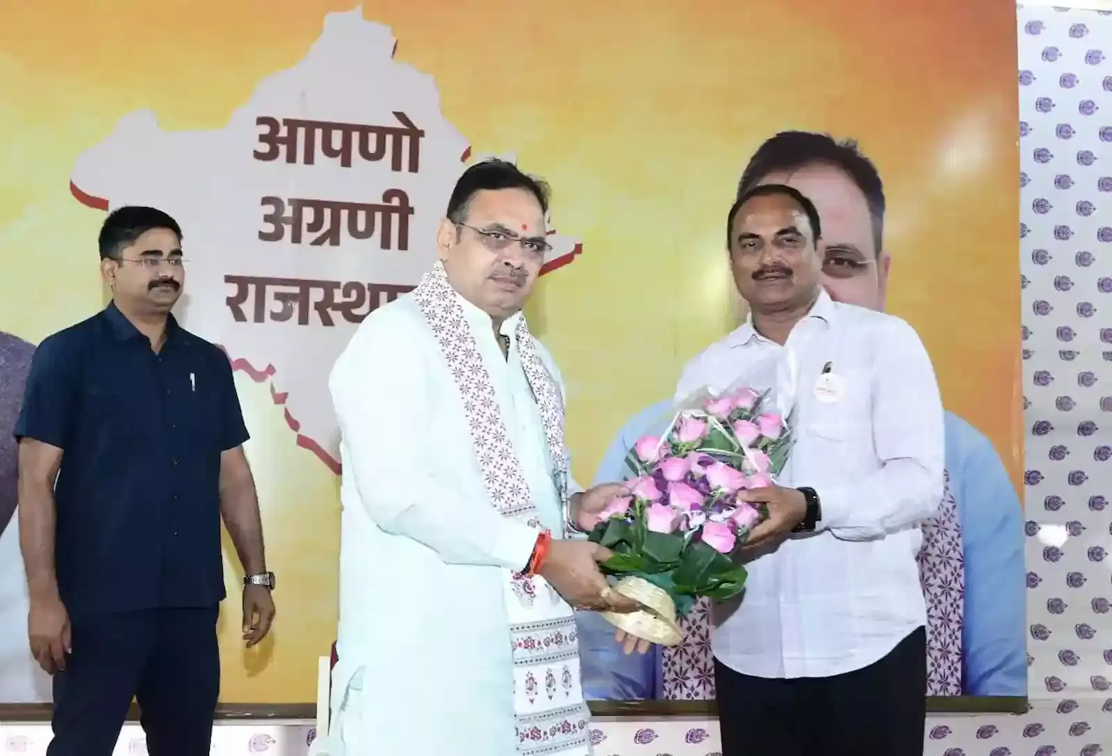 जयपुर में मुख्यमंत्री भजनलाल शर्मा को बुके भेंट कर आभार व्यक्त करते पत्रकार उपेंद्र सिंह राठौड़ और प्रतिनिधिमंडल। जयपुर में मुख्यमंत्री भजनलाल शर्मा को बुके भेंट कर आभार व्यक्त करते पत्रकार उपेंद्र सिंह राठौड़ और प्रतिनिधिमंडल।