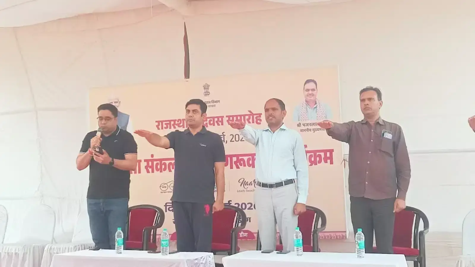 नेहरू पार्क डीग में स्वच्छता अभियान के दौरान झाड़ू लगाकर श्रमदान करते जिला कलेक्टर उत्सव कौशल और राजकीय कर्मचारी।