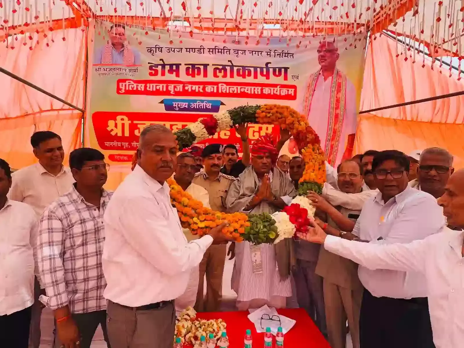 गृह राज्य मंत्री जवाहर सिंह बेढ़म बृजनगर में विकास परियोजनाओं की पट्टिका का अनावरण करते हुए।