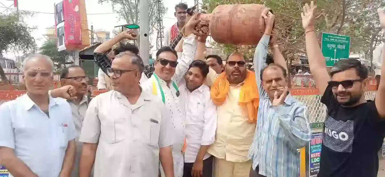 डीग में गैस सिलेंडर और प्रधानमंत्री के पुतले के साथ प्रदर्शन करते कांग्रेस कार्यकर्ता और पदाधिकारी। डीग में गैस सिलेंडर और प्रधानमंत्री के पुतले के साथ प्रदर्शन करते कांग्रेस कार्यकर्ता और पदाधिकारी।