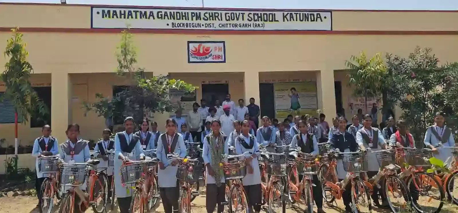 महात्मा गांधी पीएम श्री राजकीय विद्यालय काटूंदा में साइकिल वितरण समारोह के दौरान खड़ी छात्राएं और उपस्थित अतिथि। महात्मा गांधी पीएम श्री राजकीय विद्यालय काटूंदा में साइकिल वितरण समारोह के दौरान खड़ी छात्राएं और उपस्थित अतिथि।
