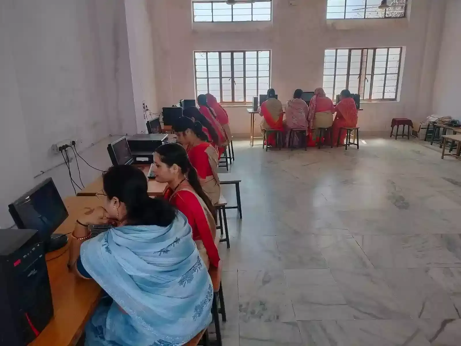 तुलसी अमृत विद्यालय कानोड में कंप्यूटर सिस्टम पर प्रशिक्षण प्राप्त करतीं महिला शिक्षिकाएं।