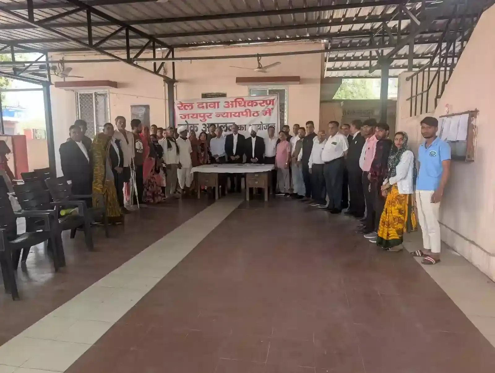 रेल दावा अधिकरण जयपुर की लोक अदालत में न्यायिक कार्यवाही के दौरान उपस्थित अधिकारी और सदस्यगण की तस्वीर। रेल दावा अधिकरण जयपुर की लोक अदालत में न्यायिक कार्यवाही के दौरान उपस्थित अधिकारी और सदस्यगण की तस्वीर।