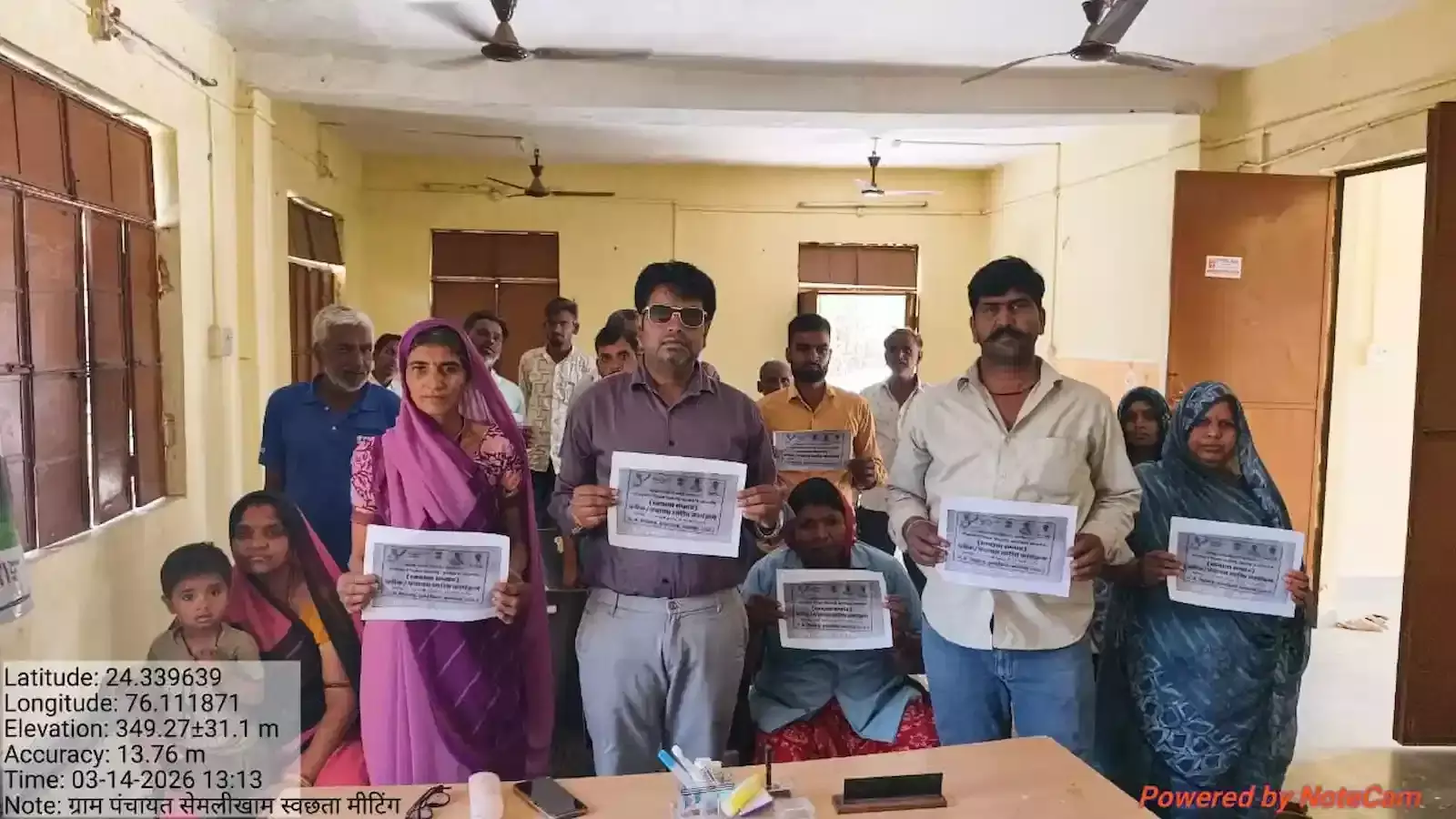 ग्राम पंचायत सेमली खाम में जल और स्वच्छता अभियान के पोस्टर का विमोचन करते अतिथि। ग्राम पंचायत सेमली खाम में जल और स्वच्छता अभियान के पोस्टर का विमोचन करते अतिथि।