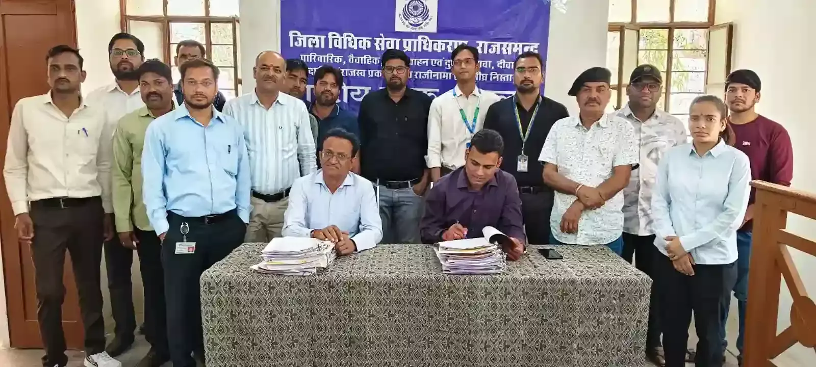 आमेट न्यायालय परिसर में आयोजित राष्ट्रीय लोक अदालत के दौरान न्यायिक बेंच के समक्ष बैठे अधिकारी और पक्षकार मामले सुलझाते हुए। आमेट न्यायालय परिसर में आयोजित राष्ट्रीय लोक अदालत के दौरान न्यायिक बेंच के समक्ष बैठे अधिकारी और पक्षकार मामले सुलझाते हुए।