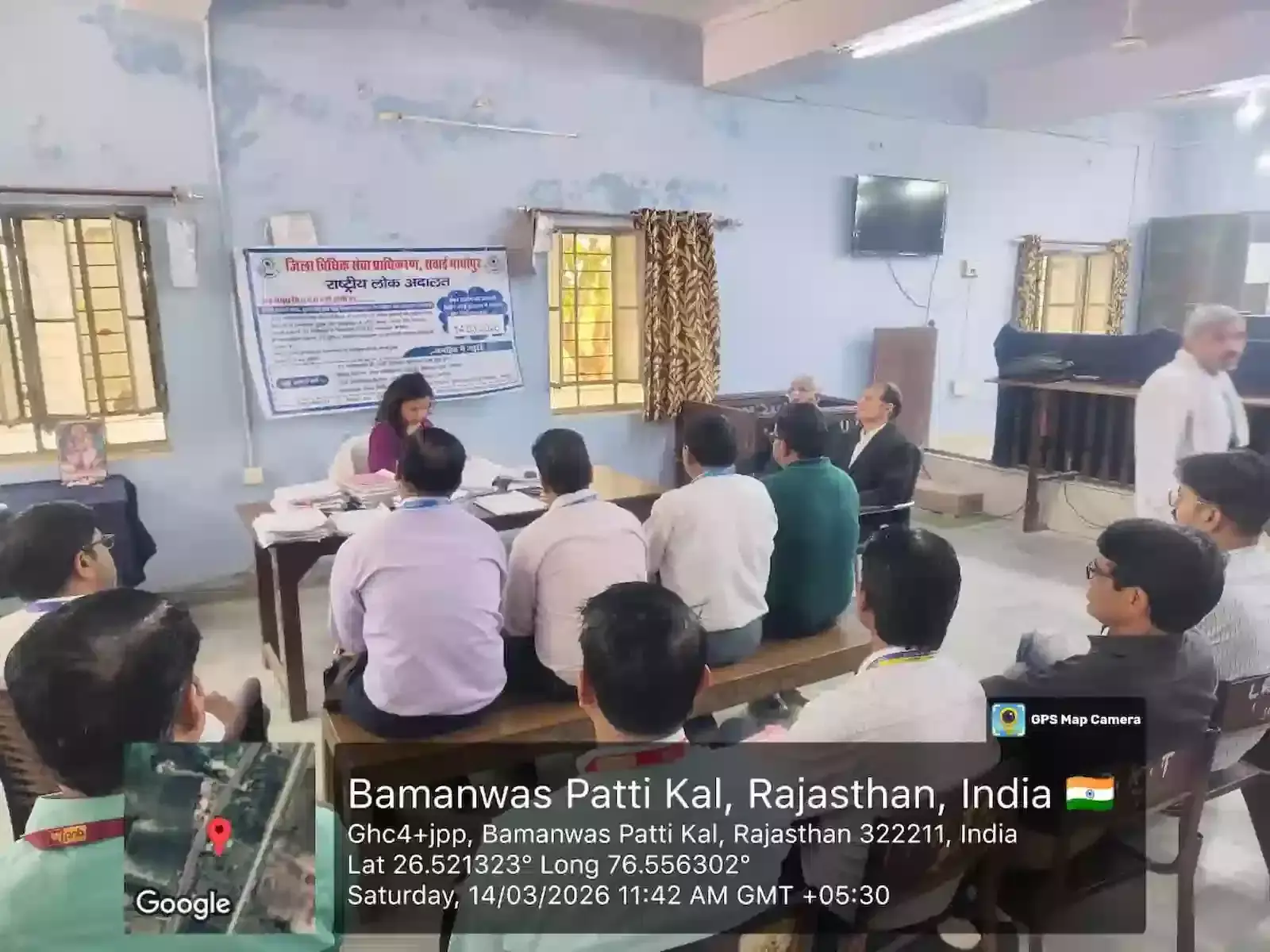 बामनवास कोर्ट परिसर में राष्ट्रीय लोक अदालत के दौरान बेंच सदस्य और अधिवक्ता पक्षकारों के साथ लंबित प्रकरणों का निस्तारण करते हुए। बामनवास कोर्ट परिसर में राष्ट्रीय लोक अदालत के दौरान बेंच सदस्य और अधिवक्ता पक्षकारों के साथ लंबित प्रकरणों का निस्तारण करते हुए।
