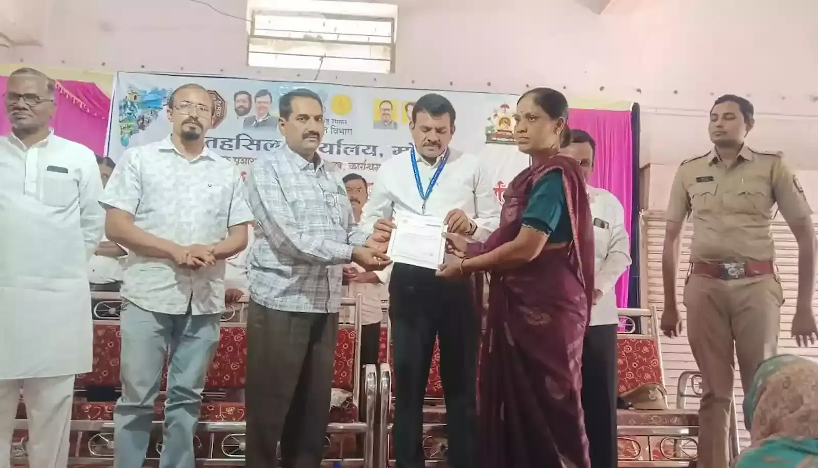 शिरखेड के संत नाना गुरु महाराज सभागृह में अधिकारी ग्रामीणों को सरकारी प्रमाणपत्र वितरित करते हुए।