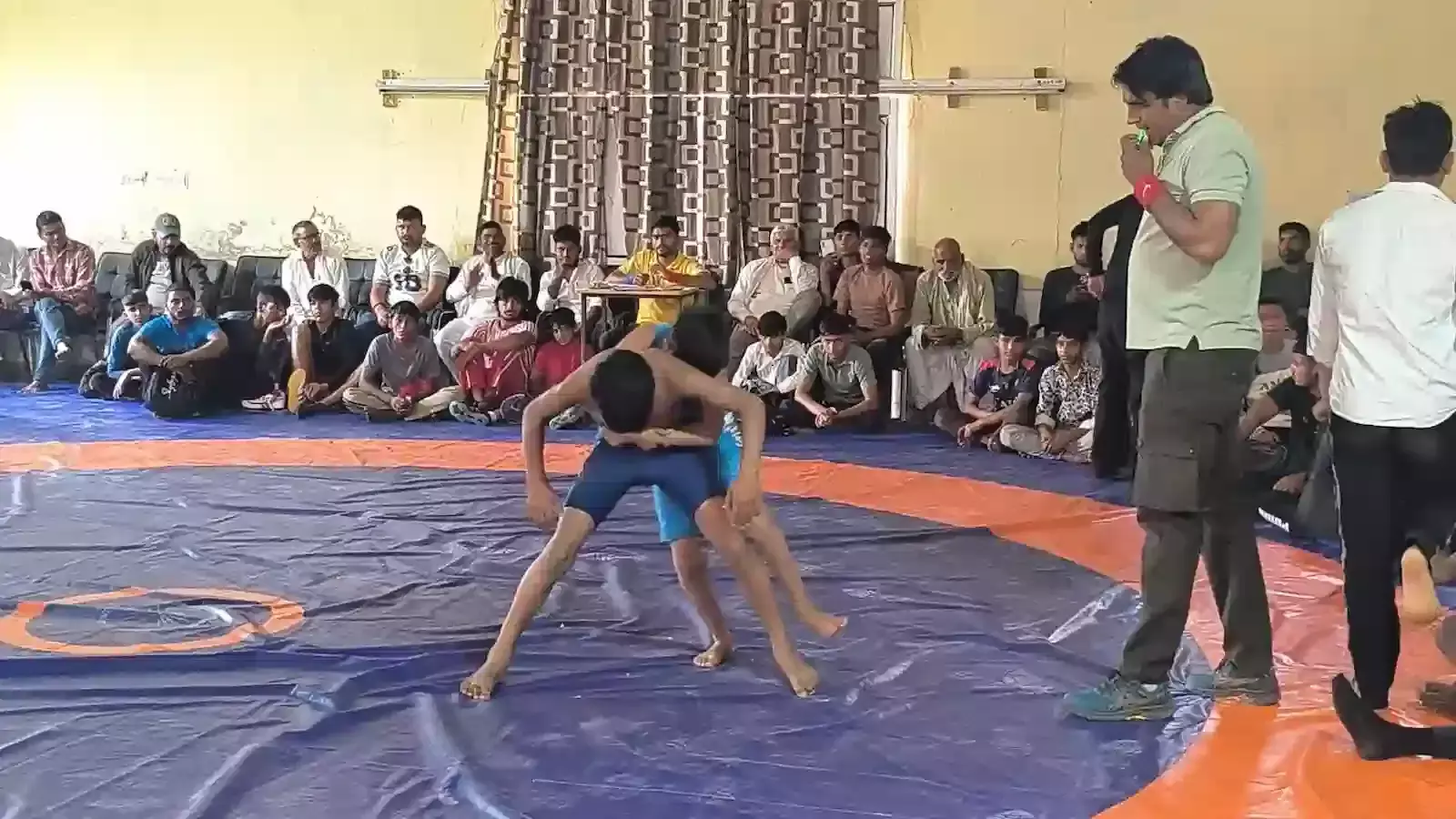 मास्टर आदित्येन्द्र राजकीय महाविद्यालय डीग में कुश्ती प्रतियोगिता के दौरान दांव लगाते युवा पहलवान और उपस्थित अतिथि।