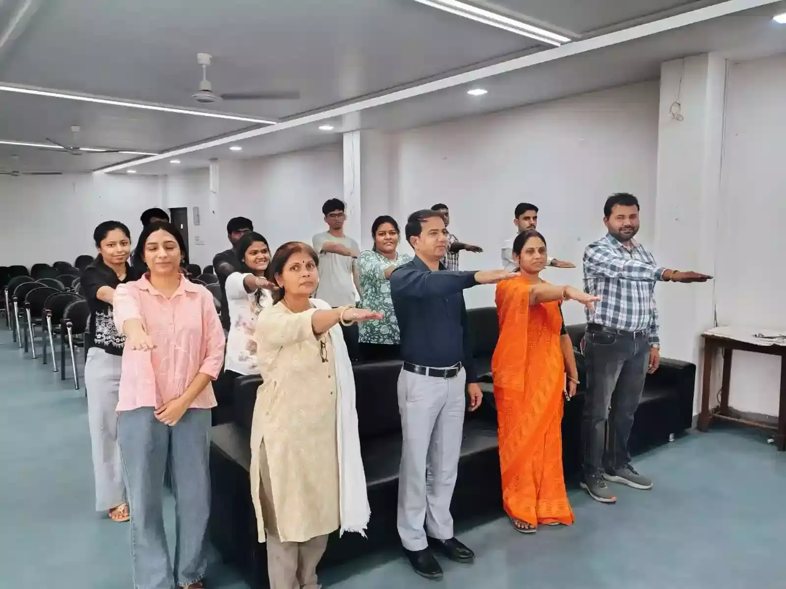 माधव विश्वविद्यालय सिरोही में जल प्रबंधन कार्यक्रम के दौरान शपथ लेते हुए एनएसएस स्वयंसेवक और अतिथि। माधव विश्वविद्यालय सिरोही में जल प्रबंधन कार्यक्रम के दौरान शपथ लेते हुए एनएसएस स्वयंसेवक और अतिथि।