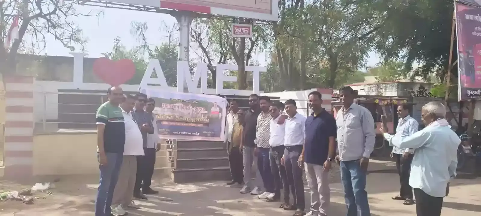 आमेट बस स्टैंड पर राजस्थान दिवस के उपलक्ष्य में सफाई करते हुए नगर पालिका कर्मचारी और जनप्रतिनिधि।