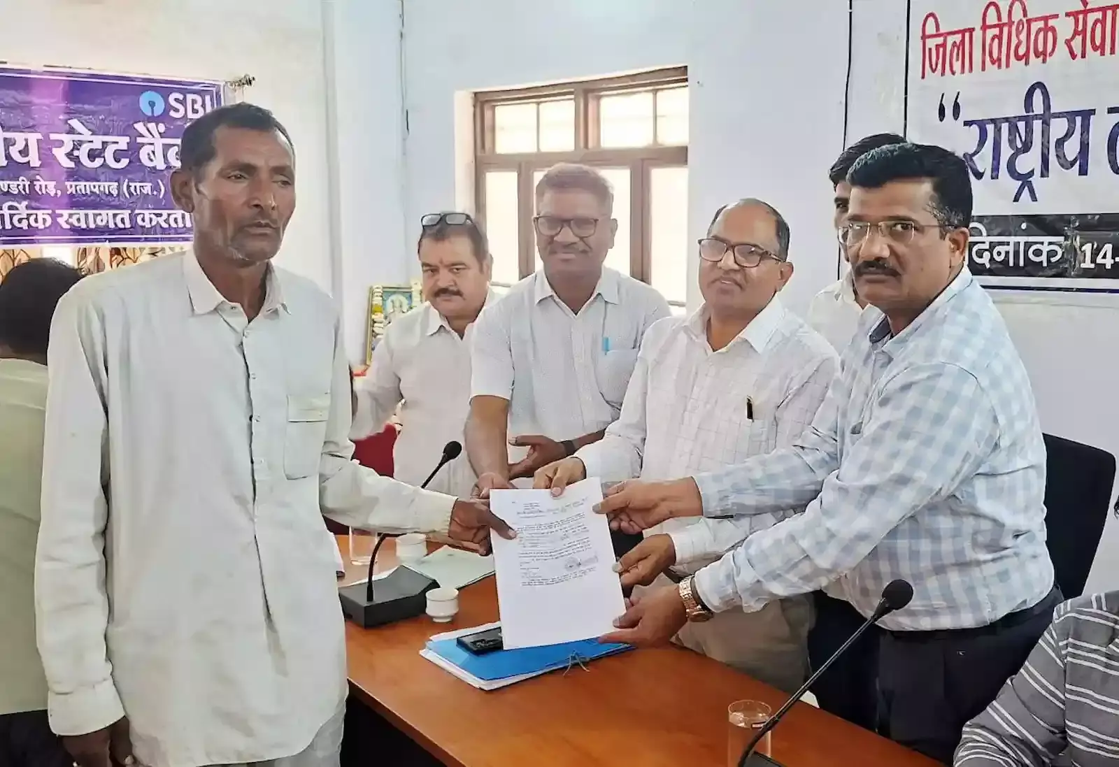 प्रतापगढ़ एडीजे न्यायालय परिसर में राष्ट्रीय लोक अदालत के दौरान अधिकारी और आमजन आपसी समझौते से मामलों का निस्तारण करते हुए। प्रतापगढ़ एडीजे न्यायालय परिसर में राष्ट्रीय लोक अदालत के दौरान अधिकारी और आमजन आपसी समझौते से मामलों का निस्तारण करते हुए।