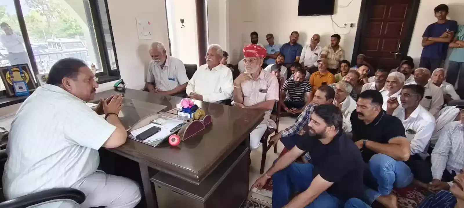 आमेट में विधायक सुरेंद्र सिंह राठौड़ को मांग पत्र सौंपते गुगली गांव के ग्रामीण