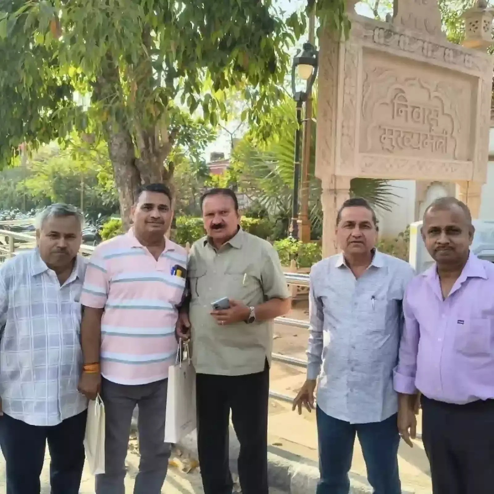 मुख्यमंत्री आवास पर ग्रेटर कोटा प्रेस क्लब के पदाधिकारी मुख्यमंत्री भजनलाल शर्मा को पत्रकारों की समस्याओं का ज्ञापन देते हुए। मुख्यमंत्री आवास पर ग्रेटर कोटा प्रेस क्लब के पदाधिकारी मुख्यमंत्री भजनलाल शर्मा को पत्रकारों की समस्याओं का ज्ञापन देते हुए।