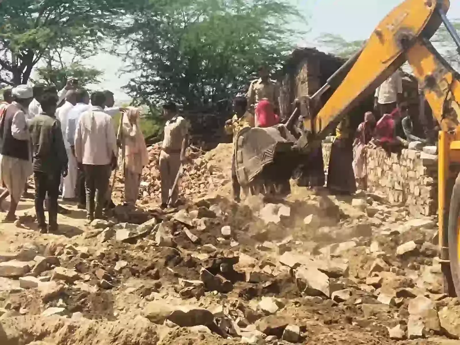 उसरोल ग्राम पंचायत में प्रशासन द्वारा जेसीबी मशीन से सरकारी भूमि पर बने अवैध पक्के निर्माण को गिराया जा रहा है। उसरोल ग्राम पंचायत में प्रशासन द्वारा जेसीबी मशीन से सरकारी भूमि पर बने अवैध पक्के निर्माण को गिराया जा रहा है।