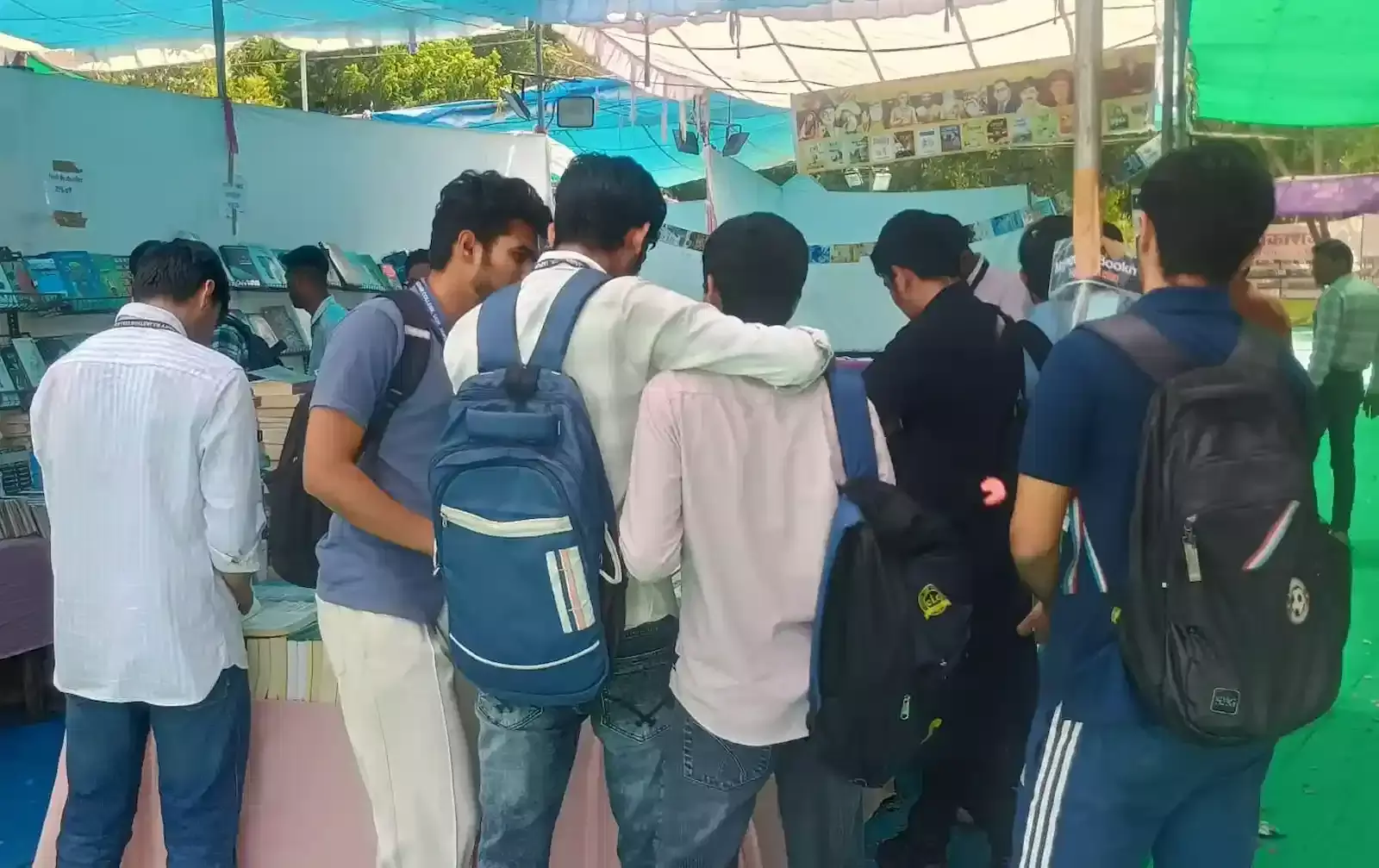 जयपुर के राजस्थान महाविद्यालय परिसर में राष्ट्रीय पुस्तक मेले के दौरान स्टॉल्स पर किताबें देखते पाठक और बच्चे। जयपुर के राजस्थान महाविद्यालय परिसर में राष्ट्रीय पुस्तक मेले के दौरान स्टॉल्स पर किताबें देखते पाठक और बच्चे।