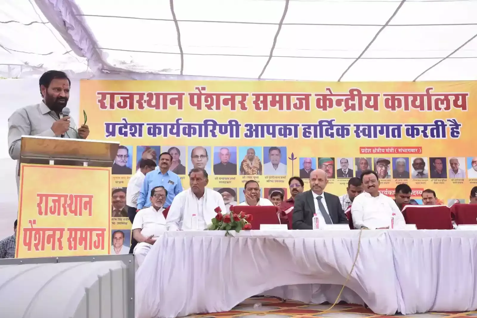 जयपुर में राजस्थान पेंशनर समाज कार्यालय में स्व डी एस नकारा की प्रतिमा का अनावरण करते अतिथि। जयपुर में राजस्थान पेंशनर समाज कार्यालय में स्व डी एस नकारा की प्रतिमा का अनावरण करते अतिथि।
