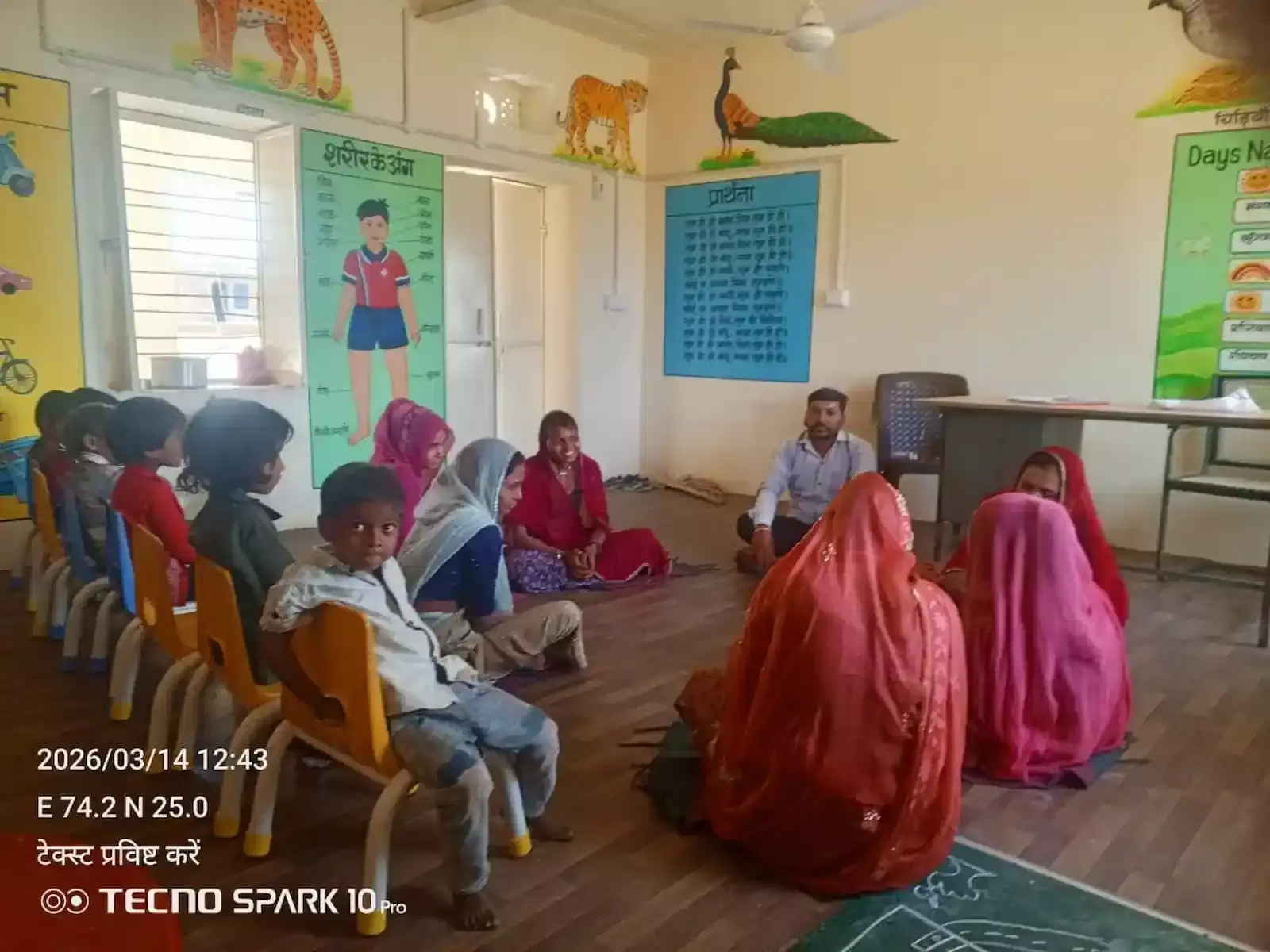 सलूम्बर के लसाडिया में नन्दघर केंद्र पर विश्व महिला सप्ताह कार्यक्रम के दौरान एकत्रित ग्रामीण महिलाएं और आंगनबाड़ी कार्यकर्ता।