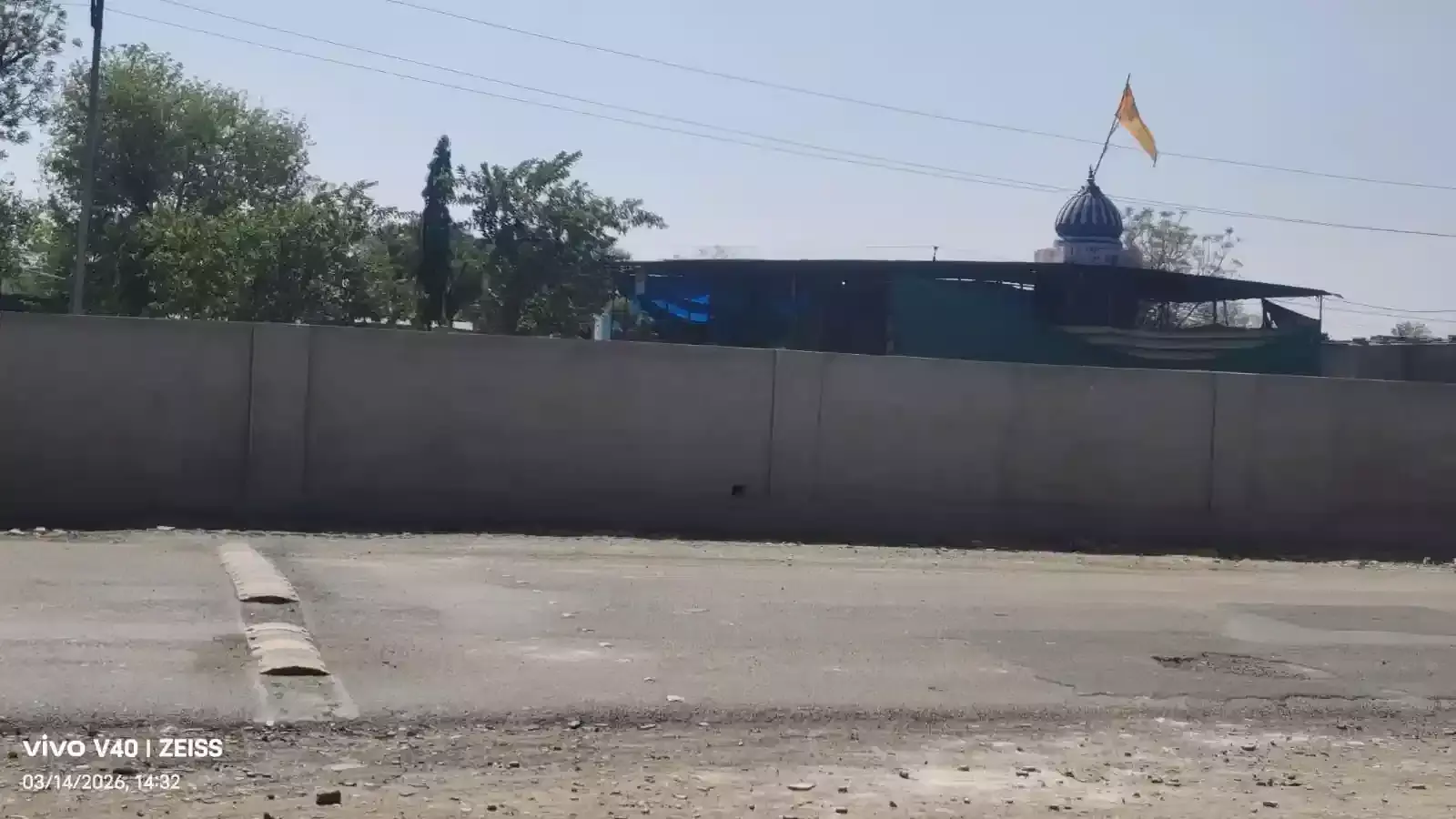मंगलम् सीमेंट अधिकारी हिरियाखेड़ी सरपंच प्रतिनिधि को मंदिर निर्माण हेतु सहायता राशि का चेक देते हुए। मंगलम् सीमेंट अधिकारी हिरियाखेड़ी सरपंच प्रतिनिधि को मंदिर निर्माण हेतु सहायता राशि का चेक देते हुए।