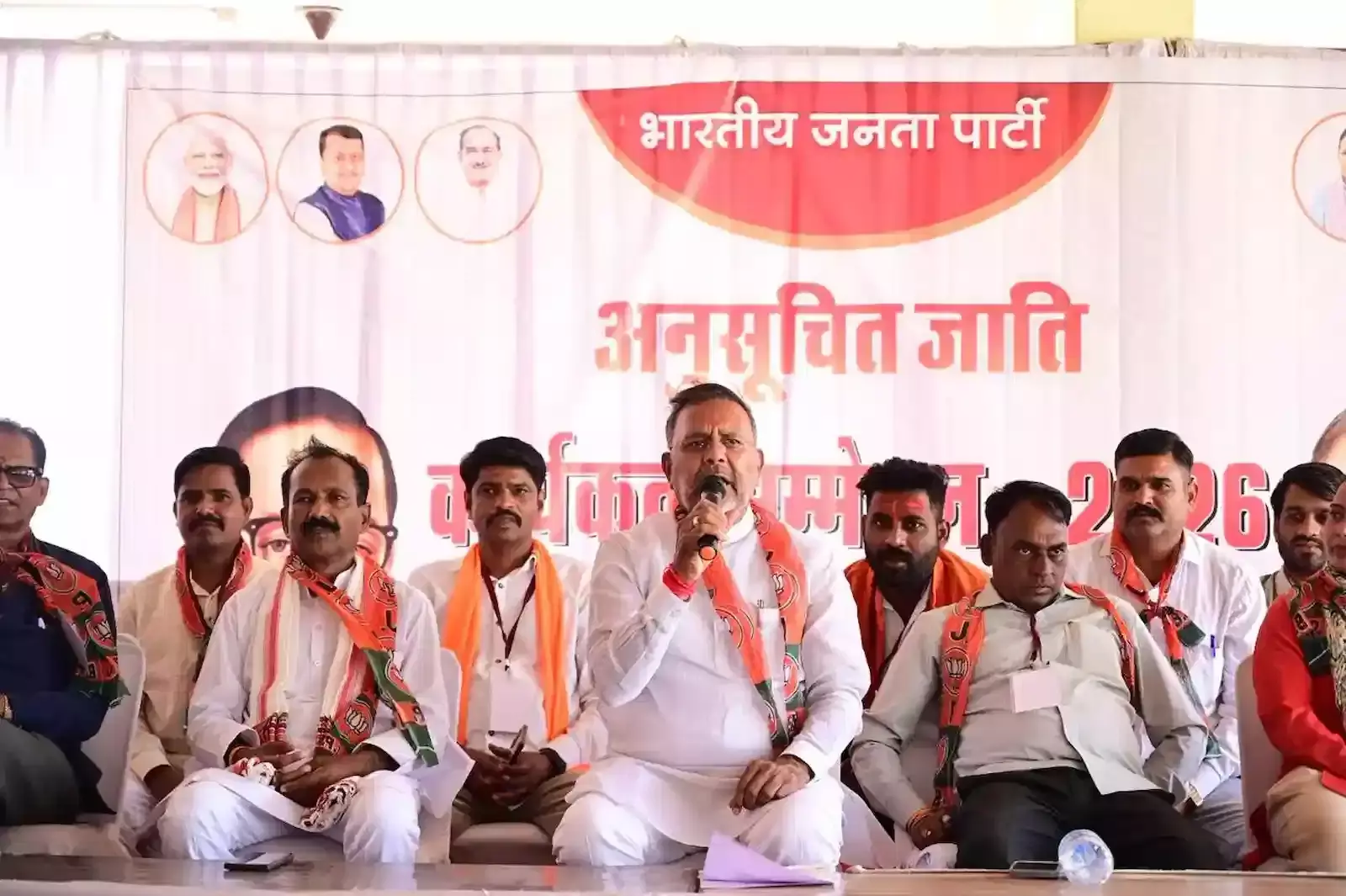 कनवास के दूधिया खेड़ी माताजी मंदिर में आयोजित भाजपा एससी सम्मेलन के दौरान मंच पर बैठे अतिथि और कार्यकर्ता। कनवास के दूधिया खेड़ी माताजी मंदिर में आयोजित भाजपा एससी सम्मेलन के दौरान मंच पर बैठे अतिथि और कार्यकर्ता।