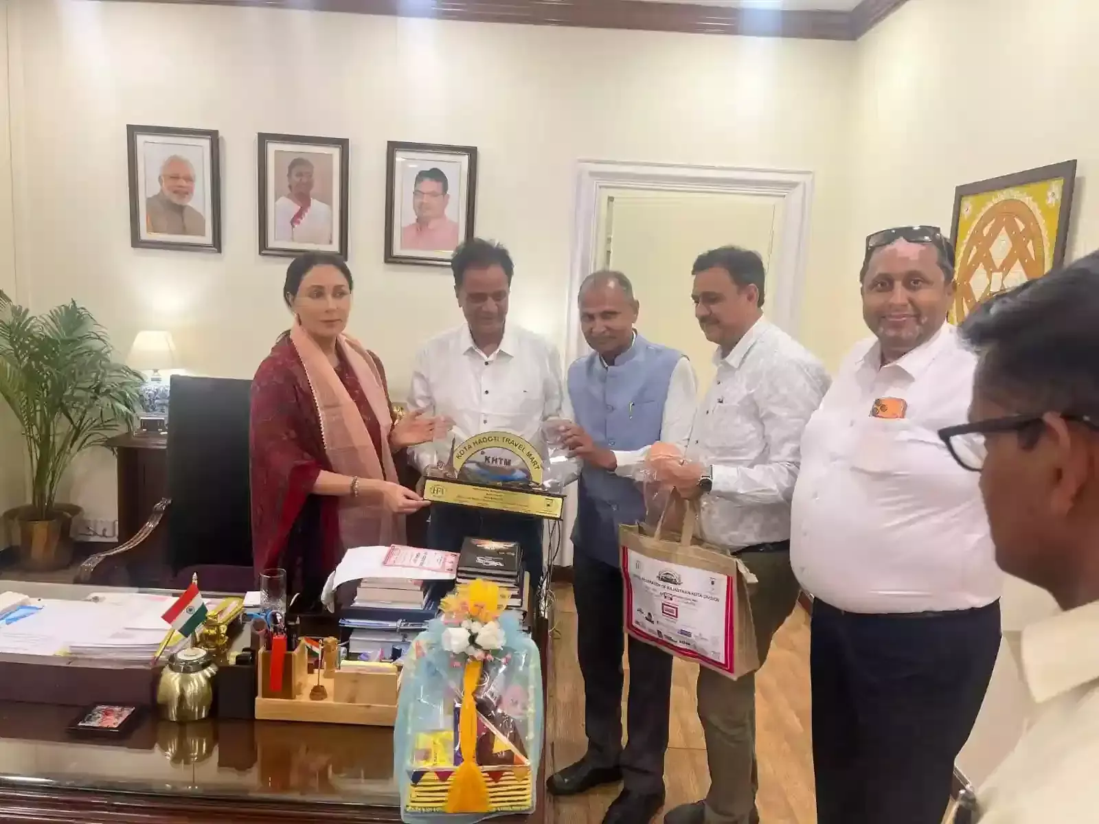 जयपुर सचिवालय में उप मुख्यमंत्री दीया कुमारी को स्मृति चिन्ह देते होटल फेडरेशन के सदस्य। जयपुर सचिवालय में उप मुख्यमंत्री दीया कुमारी को स्मृति चिन्ह देते होटल फेडरेशन के सदस्य।