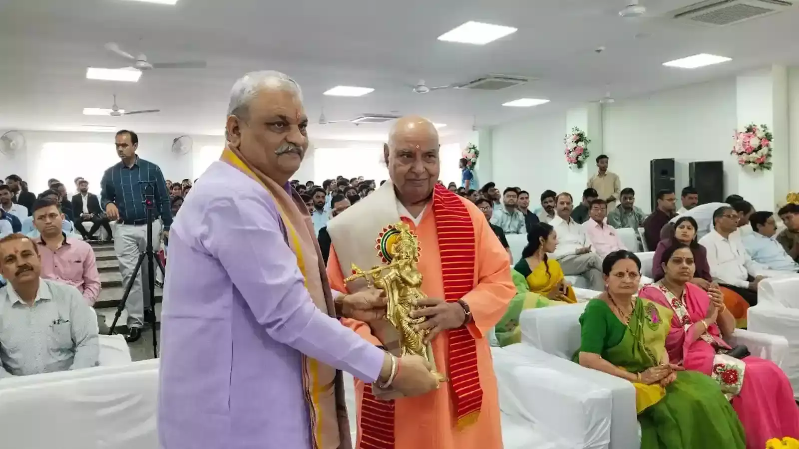 कोटा विश्वविद्यालय के सेमिनार हॉल में मंच पर बैठे अतिथि और संगीत कार्यक्रम देखते प्रतिभागी। कोटा विश्वविद्यालय के सेमिनार हॉल में मंच पर बैठे अतिथि और संगीत कार्यक्रम देखते प्रतिभागी।
