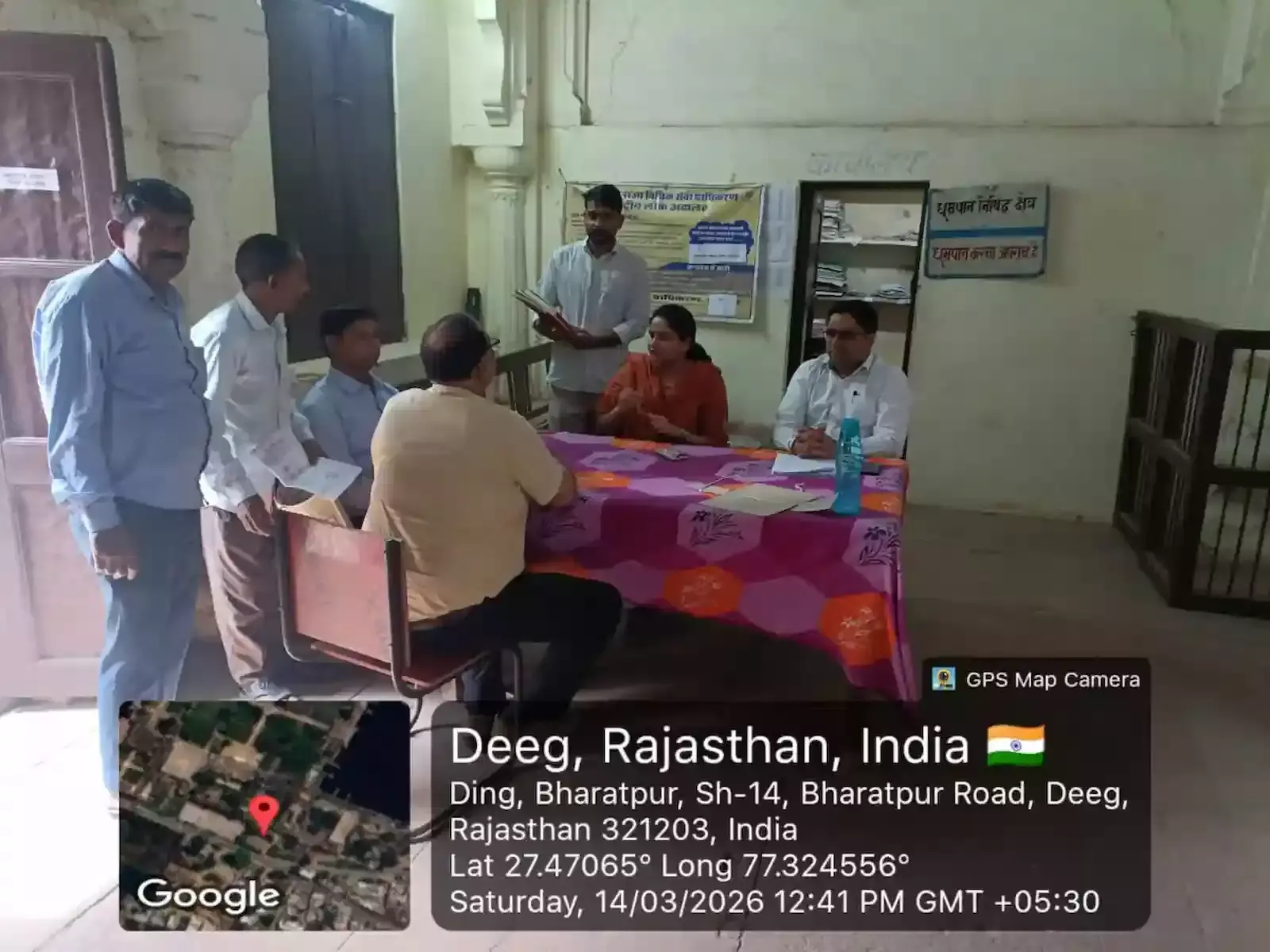 डीग जिला न्यायालय में राष्ट्रीय लोक अदालत के दौरान न्यायिक अधिकारी और सदस्य बेंच पर बैठकर प्रकरणों का निस्तारण कर रहे हैं।