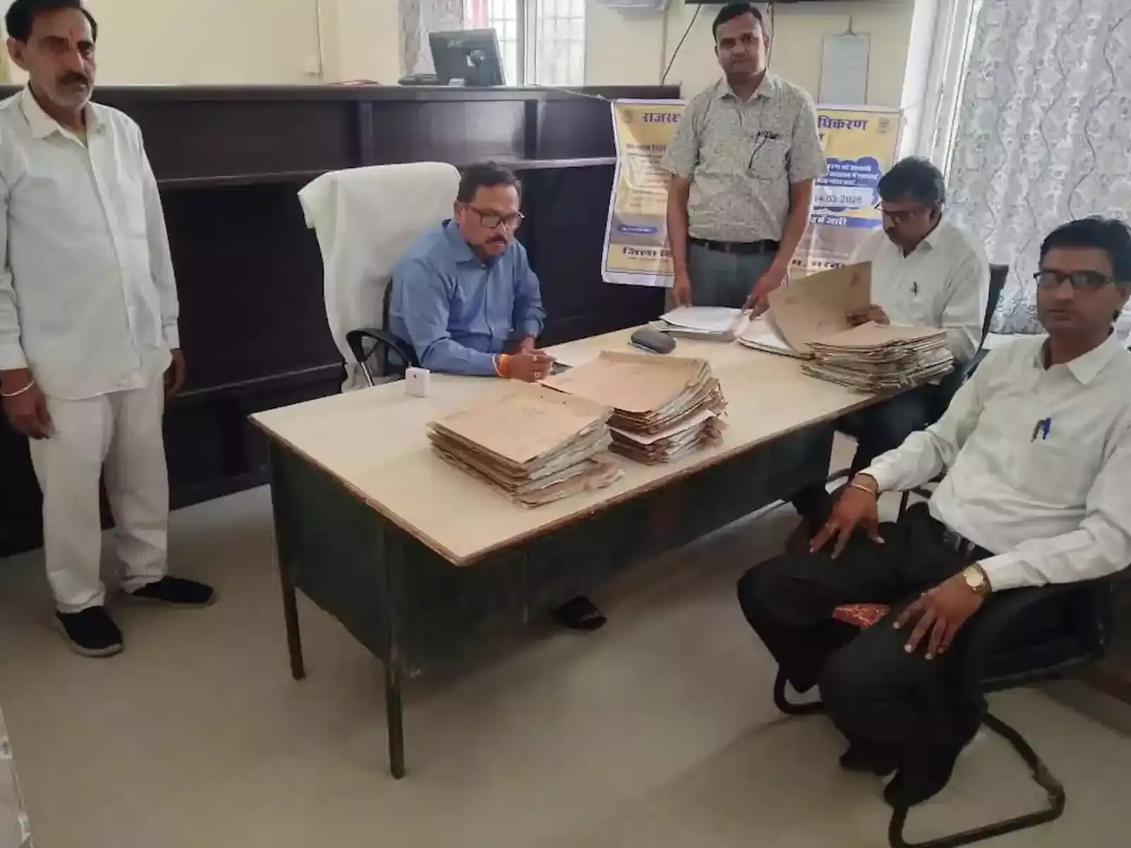 वैर न्यायालय परिसर में बेंच अध्यक्ष और सदस्य लोक अदालत के दौरान प्रकरणों का आपसी समझौते से निस्तारण करते हुए