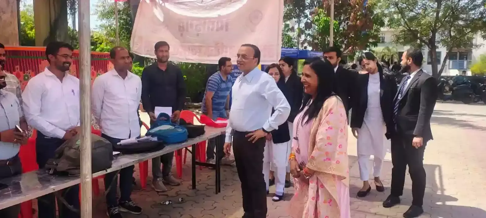 चित्तौड़गढ़ जिला मुख्यालय पर राष्ट्रीय लोक अदालत के दौरान दीप प्रज्ज्वलित करते न्यायिक अधिकारी और उपस्थित कर्मचारी। चित्तौड़गढ़ जिला मुख्यालय पर राष्ट्रीय लोक अदालत के दौरान दीप प्रज्ज्वलित करते न्यायिक अधिकारी और उपस्थित कर्मचारी।