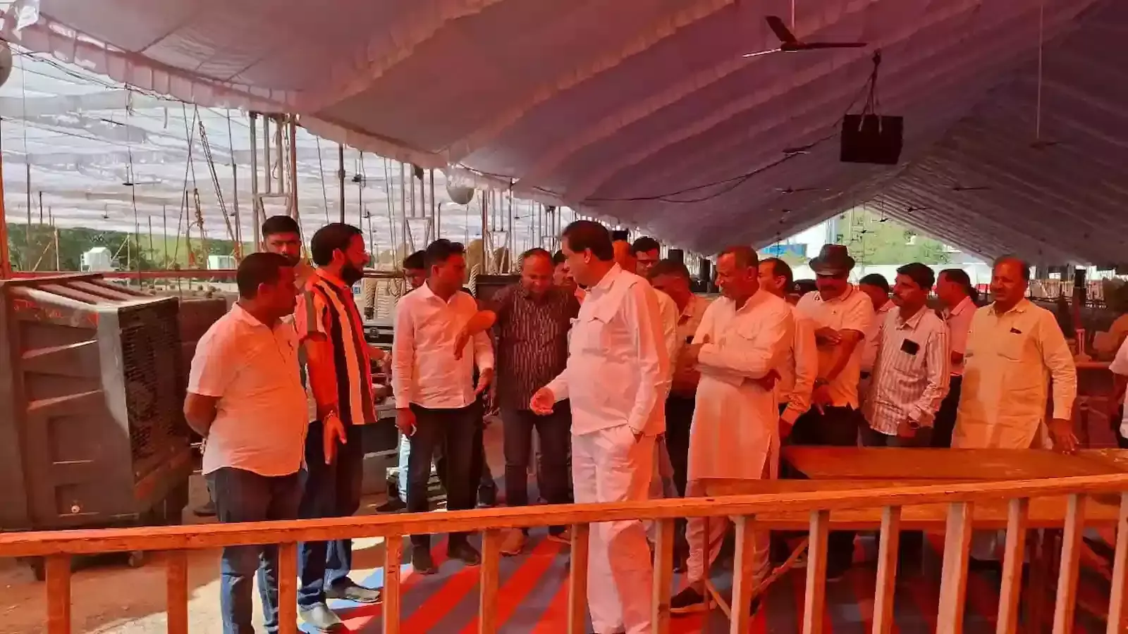 चित्तौड़गढ़ के ईनाणी सिटी सेंटर में जौहर श्रद्धांजलि समारोह के लिए सजा हुआ विशाल मुख्य पांडाल। चित्तौड़गढ़ के ईनाणी सिटी सेंटर में जौहर श्रद्धांजलि समारोह के लिए सजा हुआ विशाल मुख्य पांडाल।