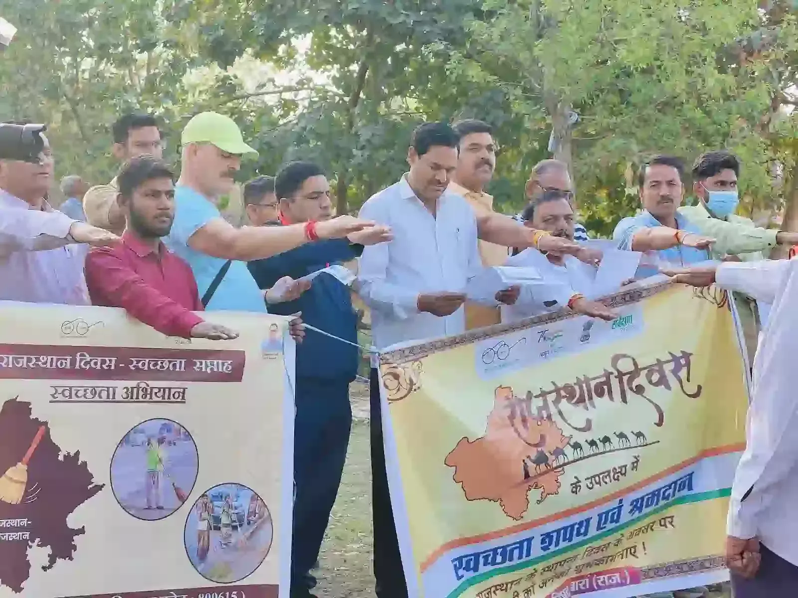 बारां जिला कलेक्ट्रेट के पास तलाई की पाल पर झाड़ू से सफाई करते विधायक और अधिकारी। बारां जिला कलेक्ट्रेट के पास तलाई की पाल पर झाड़ू से सफाई करते विधायक और अधिकारी।