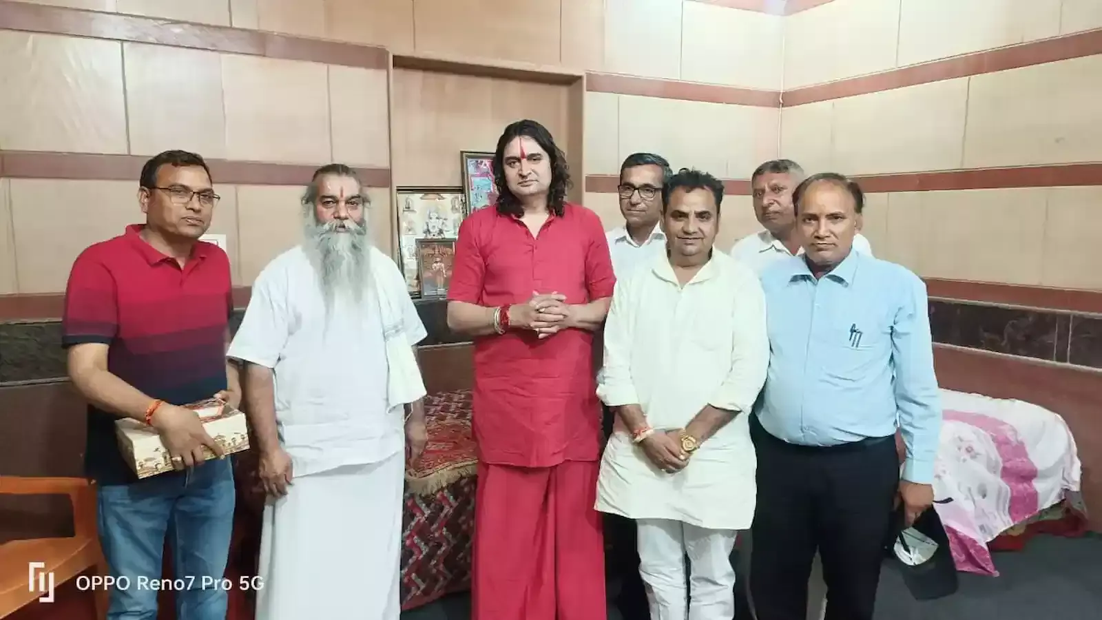 हाथोज धाम जयपुर में स्वामी बालमुकुंदाचार्य द्वारा त्रिवेणी धाम के पुजारी रघुनन्दन दास जी का माल्यार्पण कर सम्मान करते हुए। हाथोज धाम जयपुर में स्वामी बालमुकुंदाचार्य द्वारा त्रिवेणी धाम के पुजारी रघुनन्दन दास जी का माल्यार्पण कर सम्मान करते हुए।