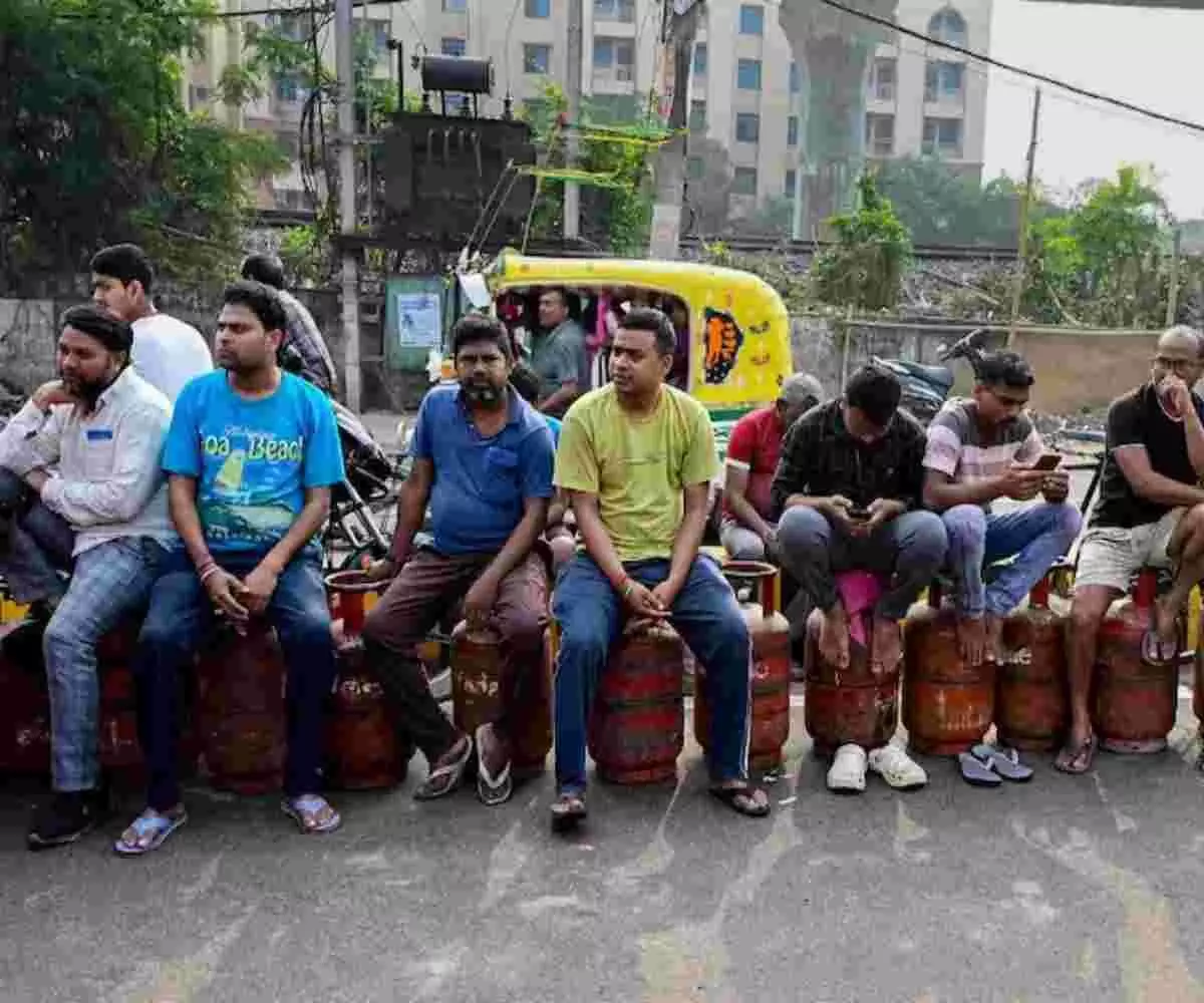 मिडिल ईस्ट वॉर का असर- भारत में गैस सिलेंडर की मारामारी सरकार ने पैनिक बुकिंग रोकने के लिए बदली गाइडलाइन।