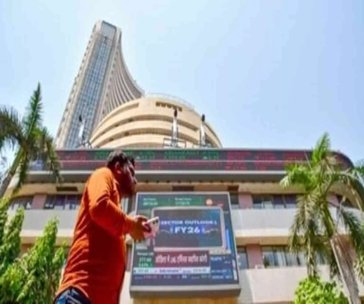 सेंसेक्स-निफ्टी की नई शुरुआत- भारी गिरावट के बाद रिकवरी की कोशिश सेंसेक्स-निफ्टी की नई शुरुआत- भारी गिरावट के बाद रिकवरी की कोशिश