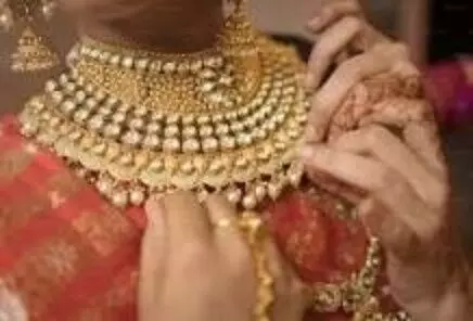 Gold Price Update- वैश्विक बाजार के दबाव में टूटा सोना- दिल्ली से मुंबई तक लुढ़के दाम! Gold Price Update- वैश्विक बाजार के दबाव में टूटा सोना- दिल्ली से मुंबई तक लुढ़के दाम!