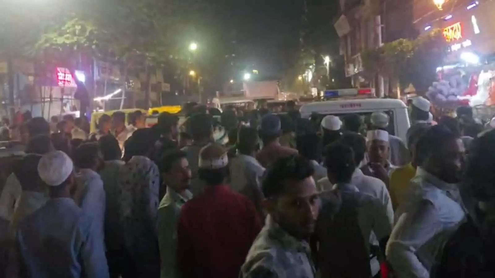 लातूर गंजगोलाई बाजार में पुलिस और लोग घटना के बाद जांच के संदर्भ में मौजूद